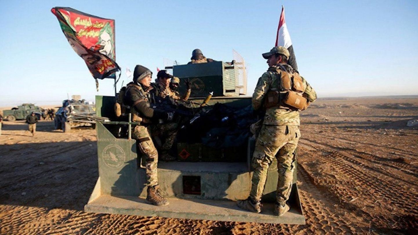 Hashed al-Shaabi võitlejad patrullimas Süüria ja Iraagi piirialal.