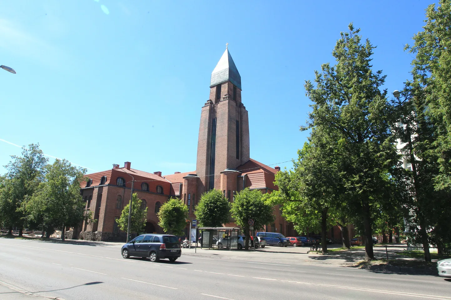 Pildil Pauluse kirik.