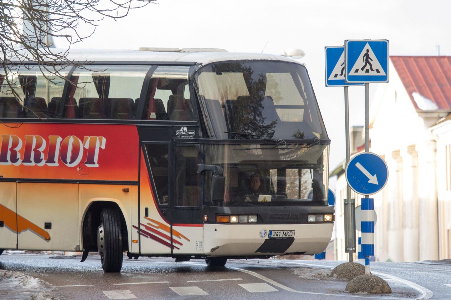 Узкие дороги в Валга являются головной болью для водителей автобусов. Фото иллюстративное.