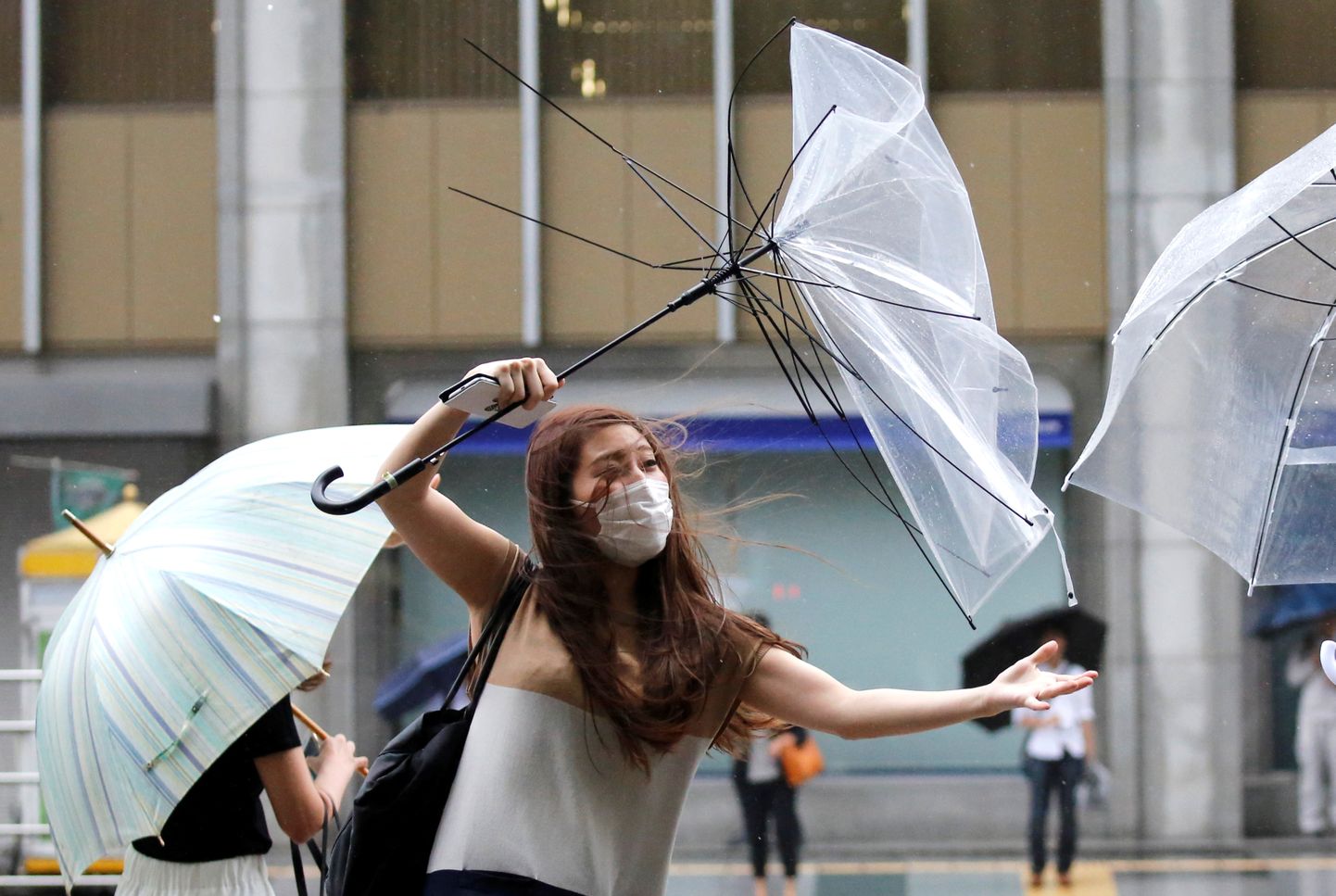 Jaapani pealinna poole liikuvast taifuunist tingitud tugev tuul vihmavarje lõhkumas.