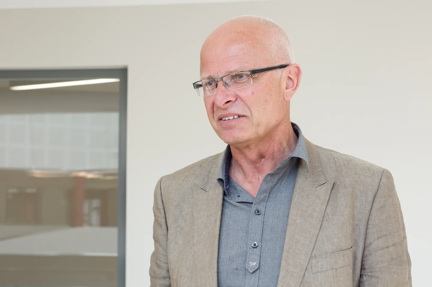 Varasematel aastatel Mäetaguse põhikooli ja Jõhvi gümnaasiumi juhtinud Tarmo Valgepea on Anu Vau ja Pille Alonovi kõrval üks kolmest kandidaadist Kiviõli 1. keskkooli direktori kohale.