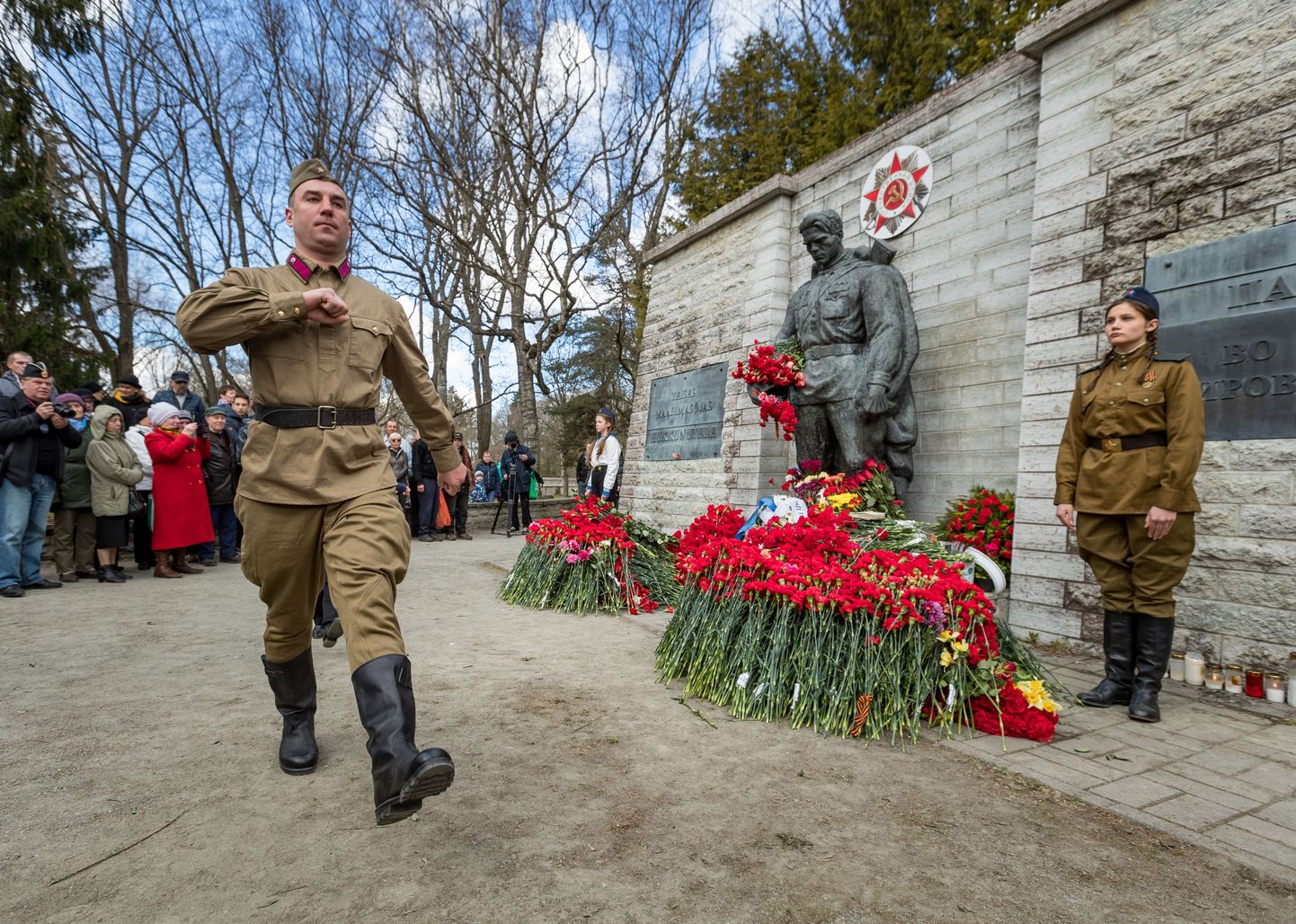 9. mai. Võidu päeva tähistamine kaitseväe kalmistul. Võidupüha, pronkssõdur, nelgid, lilled, nõukogude sõjaväe mundris noored.
FOTO: MIHKEL MARIPUU/POSTIMEES