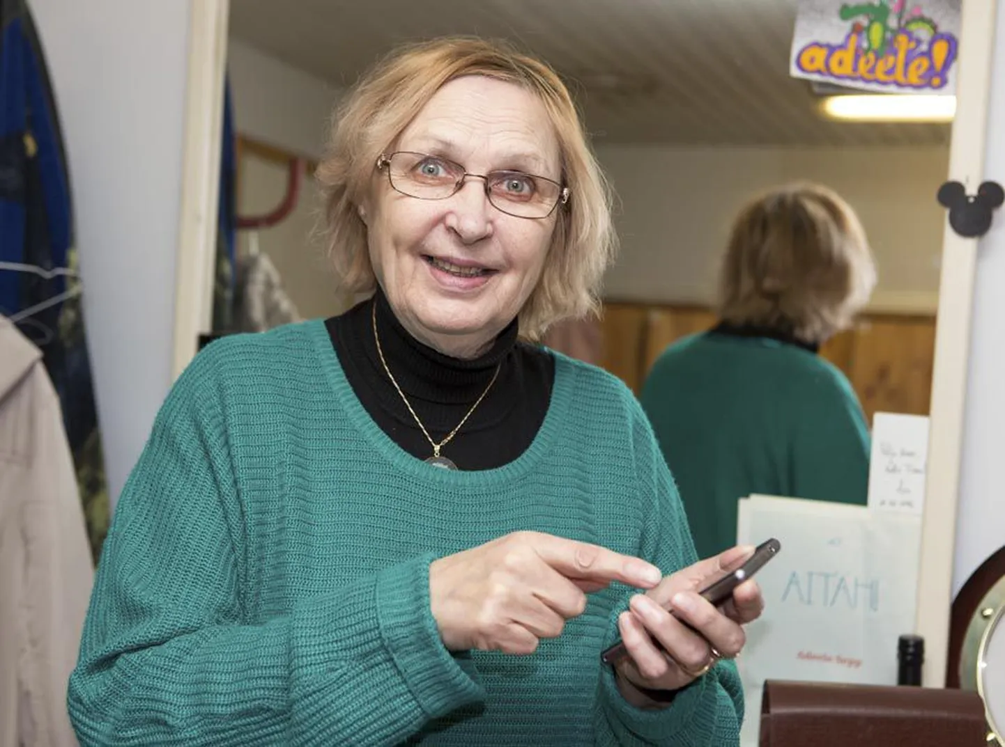 Näitleja Luule Komissarov uuris eile nutitelefoni võimalusi ja ütles, et on seni sellistest asjadest mööda käinud, kuid ehk võiks tasuta bussisõidu nimel lõpuks nutitelefoni ka endale soetada.