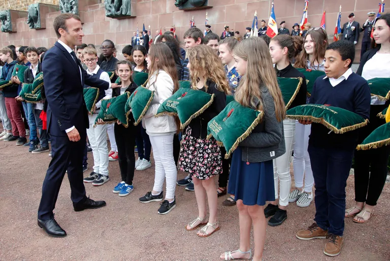 Prantsuse president Emmanuel Macron ja lapsed kindral Charles de Gaulle'i raadiokõne 78. aastapäeval