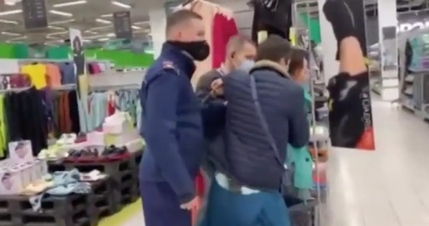 Maskivastaste provokatsioon Sikupilli keskuses.