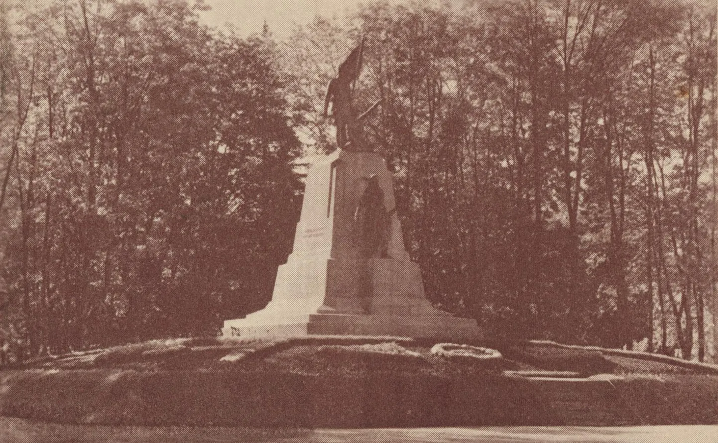 Viljandi vabadussõjas langenute mälestussammas umbes aastal 1930.