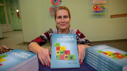 Autismiühingu juht Marianne Kuzemtšenko teab lapsevanemana, kui raske on elementaarseid oskusi treenida autistlikul mudilasel. Uue raamatu üle rõõmustab ta väga. Autismiühingu juht Marianne Kuzemtšenko teab lapsevanemana, kui raske on elementaarseid oskusi treenida autistlikul mudilasel. Uue raamatu üle rõõmustab ta väga.