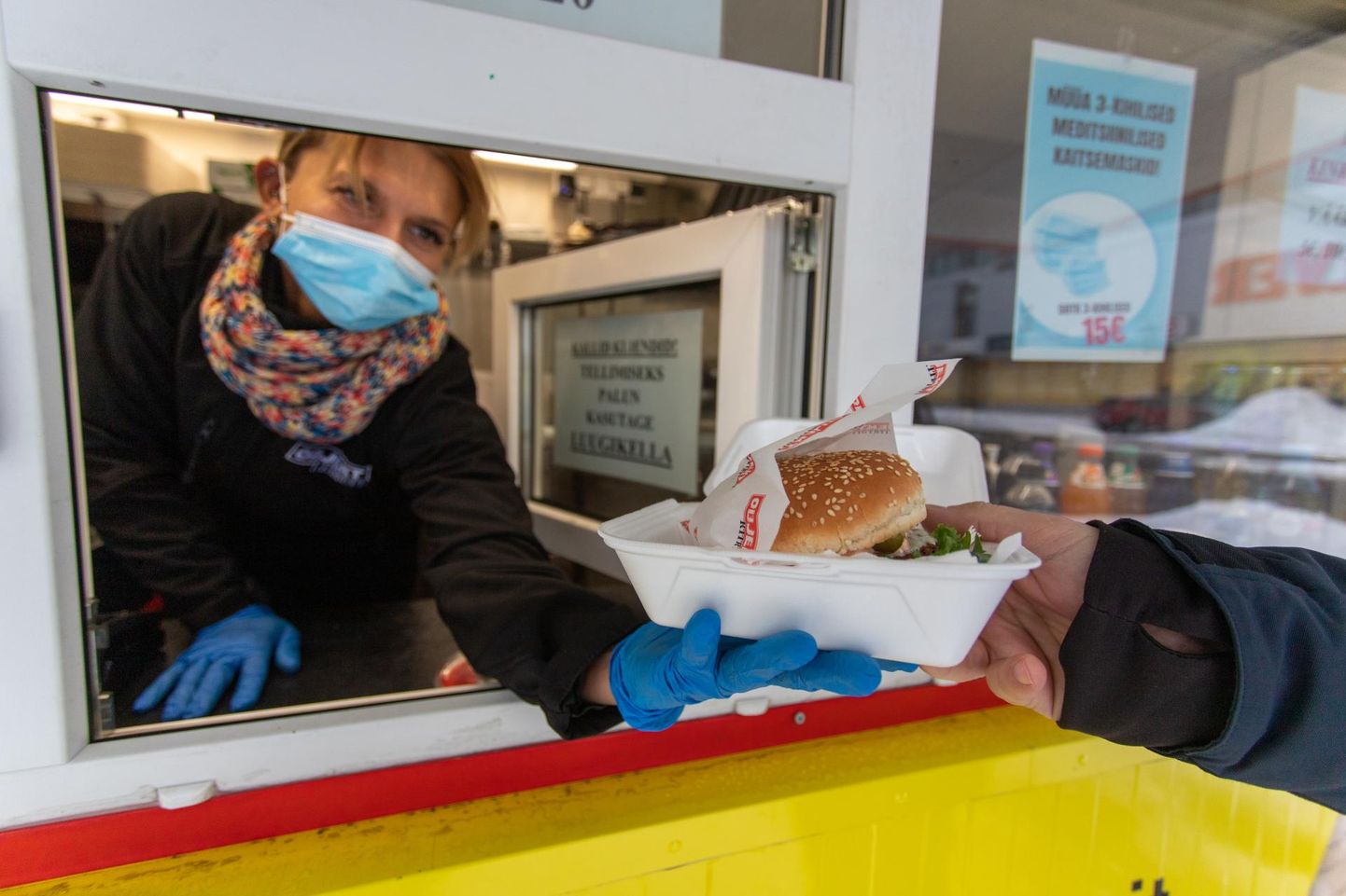 Kiirtoidukoha Objekt teenindaja Kairi Orumets pakub kärmelt valmivat toitu Viljandi bussijaama juures müügipunktis.