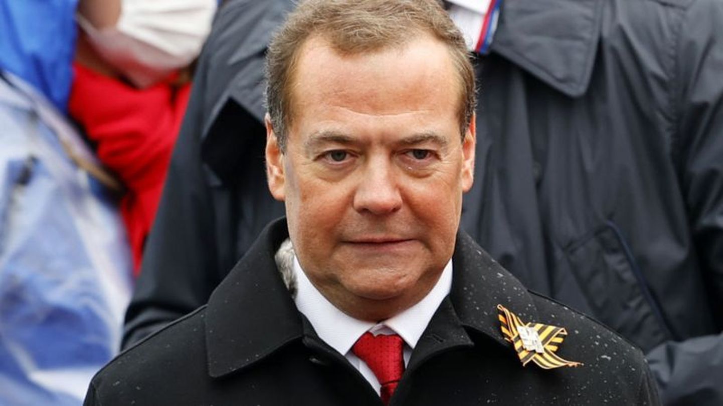 Когда-то Дмитрий Медведев посещал парад Победы 9 мая на Красной площади как президент и как премьер-министр. Теперь он посещает его как зампред Совета безопасности.