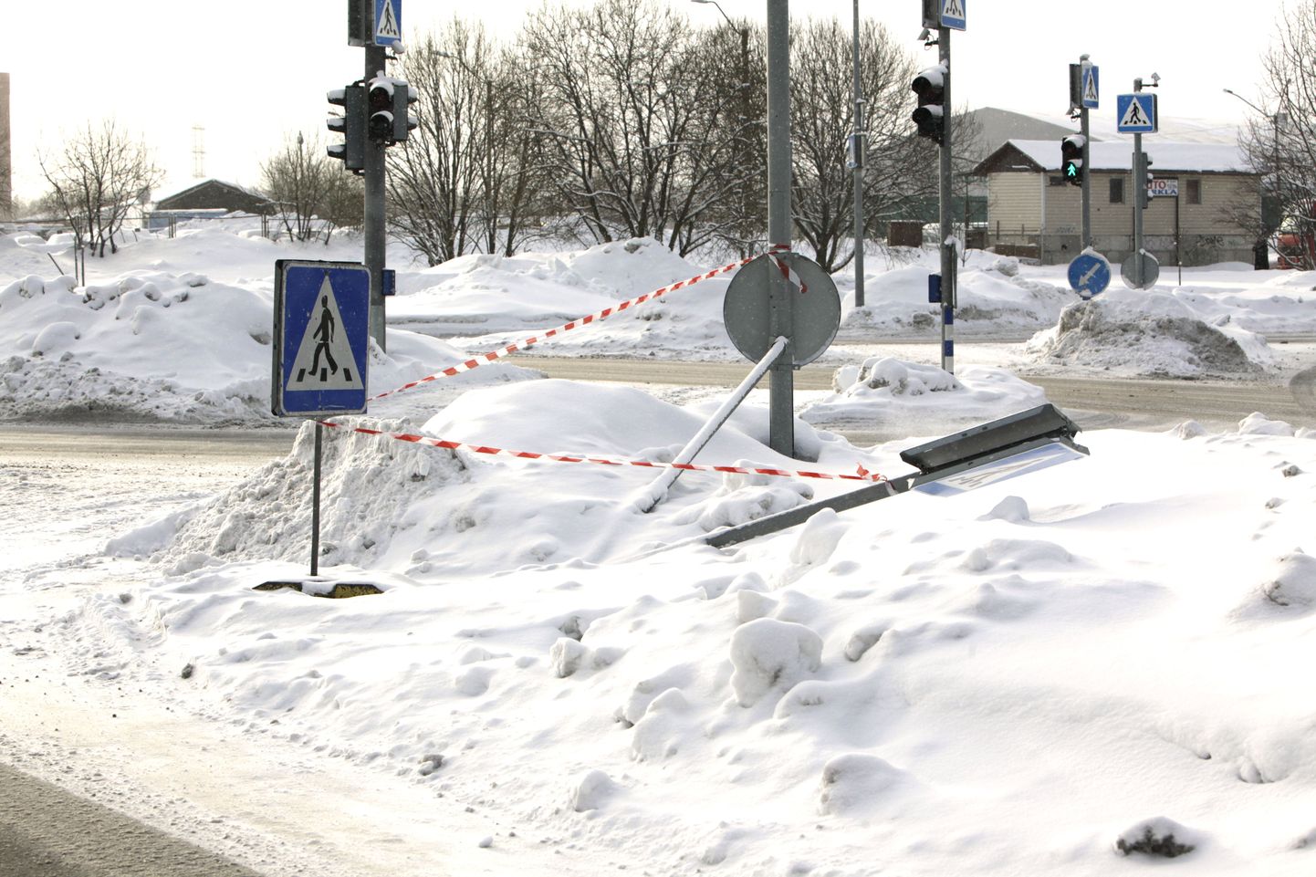 Mahasõidetud liiklusmärk Lasnamäel Mustakivi tee ja Narva maantee ristmikul.