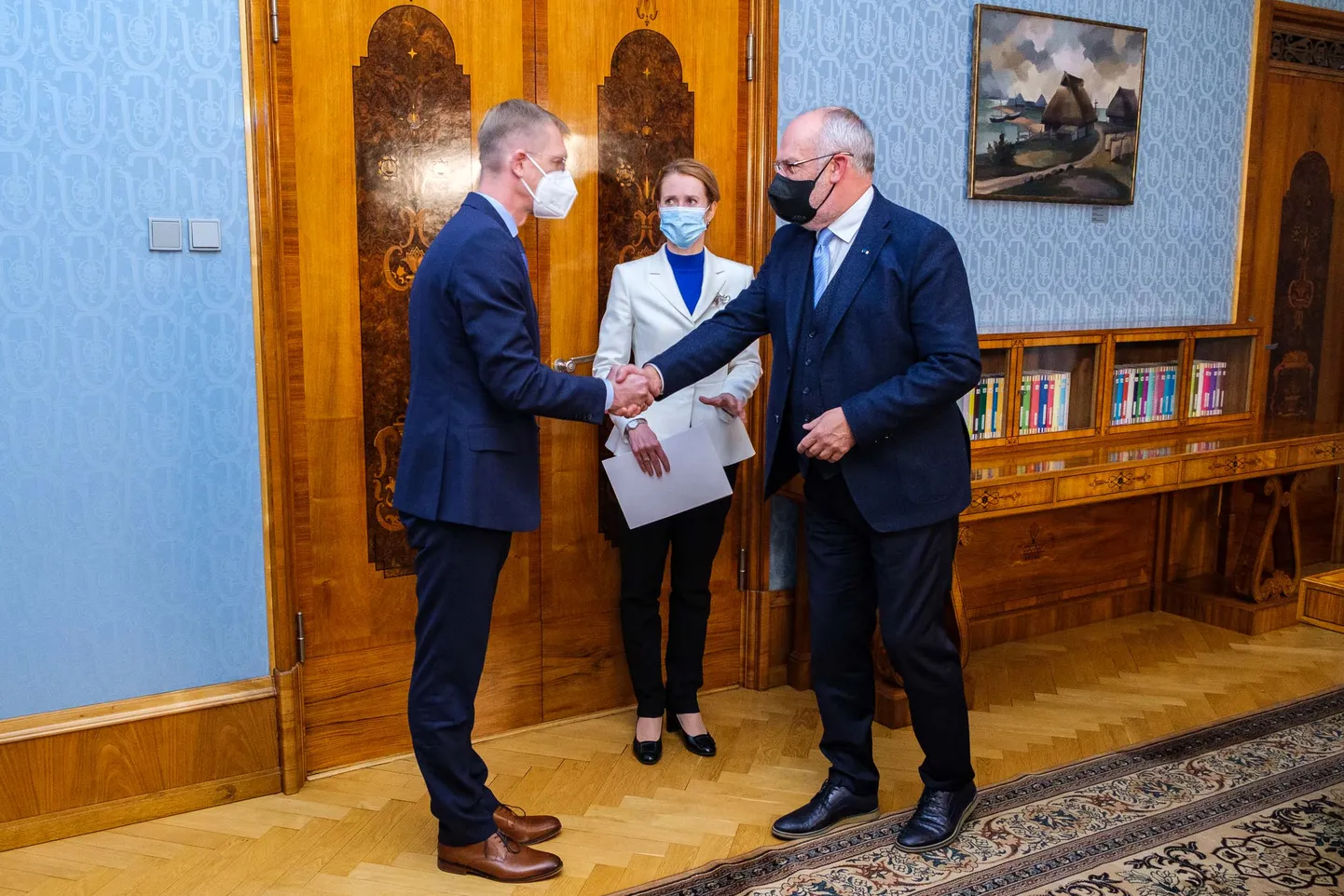 Президент Карис (справа) назначил Тийта Терика министром культуры.