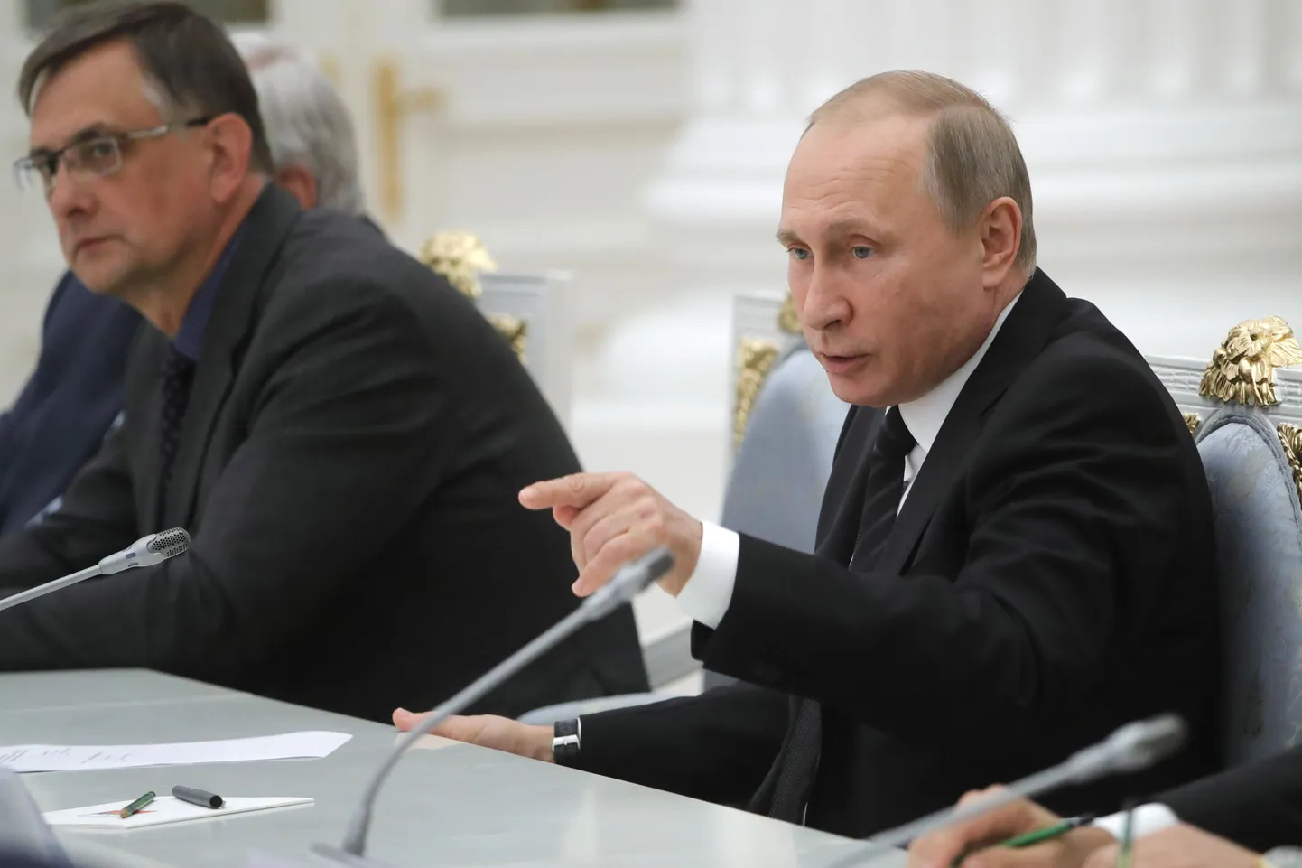 Putin kohtumas Venemaa Teaduste Akadeemia liikmetega. Taustal zooloog akadeemik Andrei Adrianov.