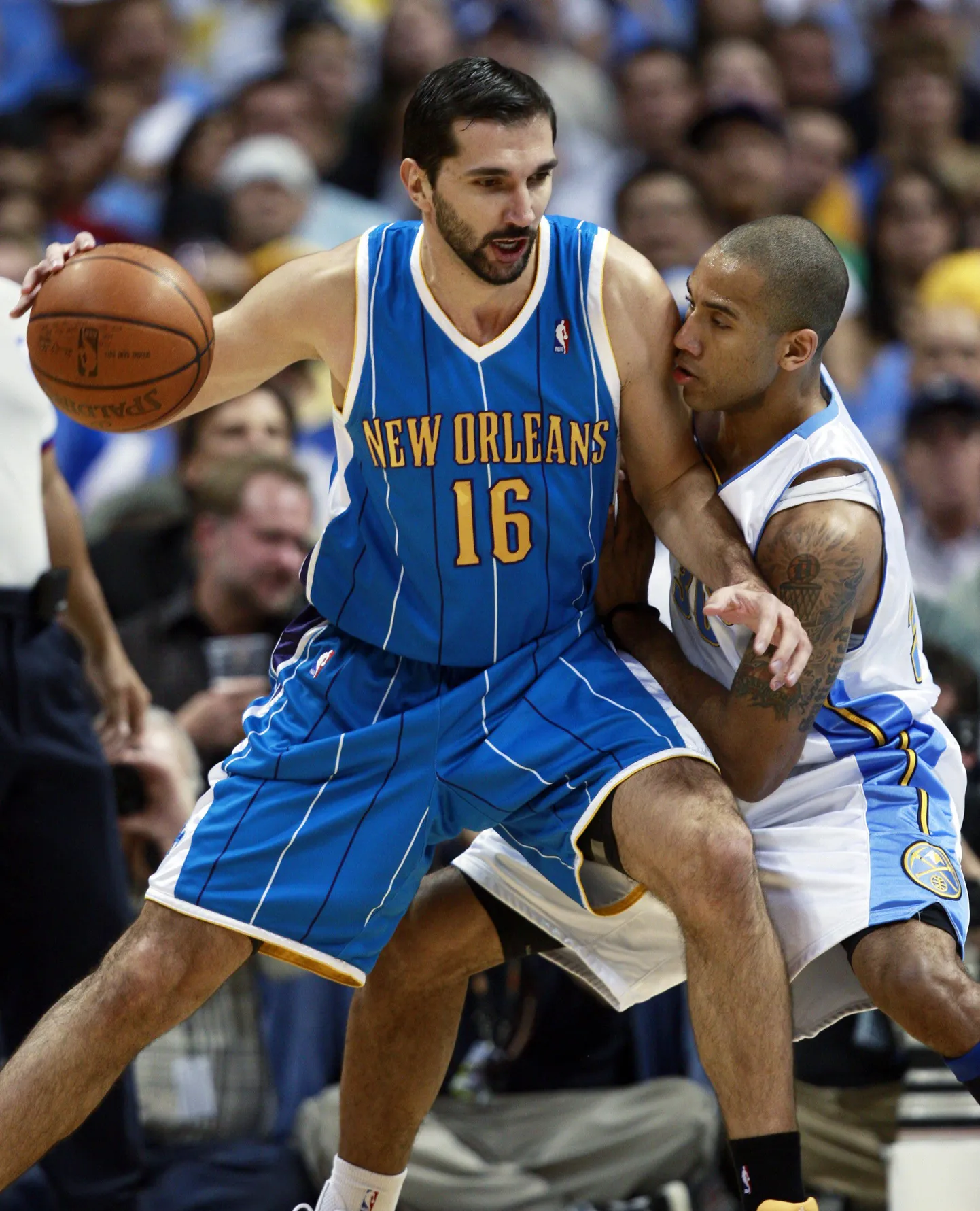 Predrag Stojakovic (palliga) New Orleans Hornetsi särgis.