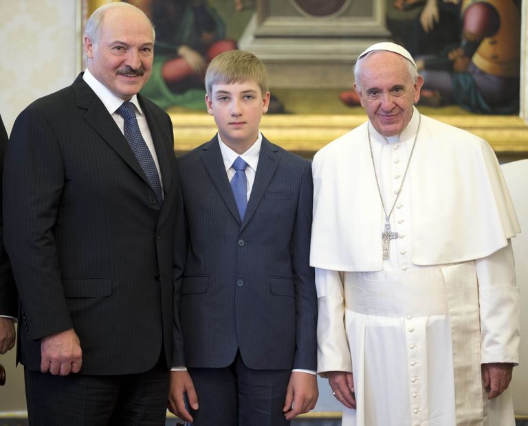 Pope Francis (R) poses with Belarus President Aleksander Lukashenko (L) and his son Nikolai