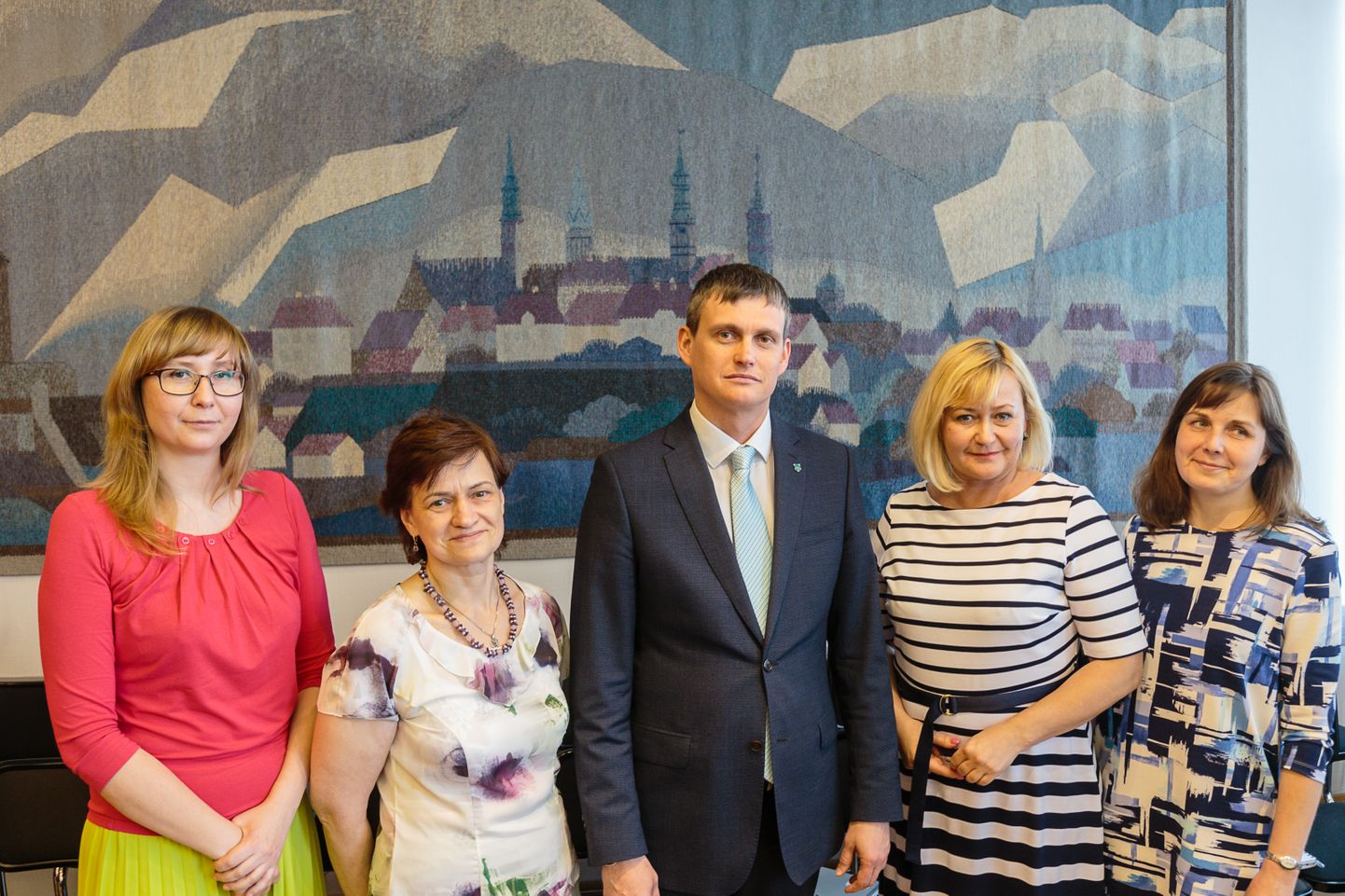Narva linnavalitsuse uus koosseis (vasakult paremale): Viktoria Lutus, Jelena Vassiljeva, Aleksei Jevgrafov, Jelena Skulatšova, Jelena Golubeva.