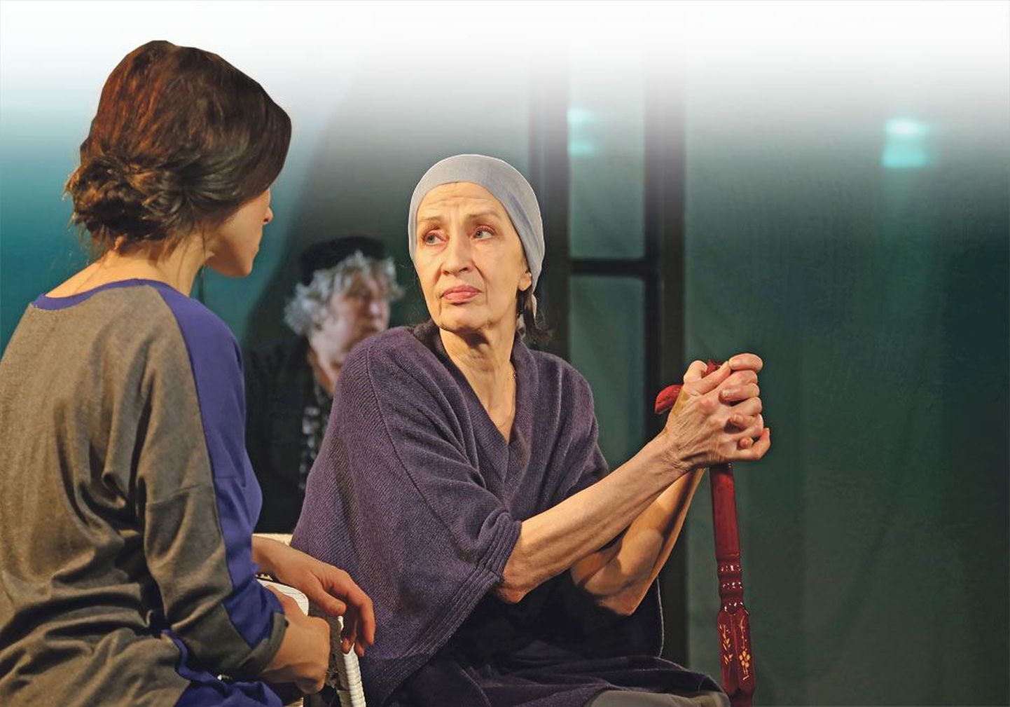 В каждой микроновелле герои возвращаются, чтобы прожить другие жизни. Катя – Лаура Петерсон, Алина Павловна – Маре Петерсон, Пожилая женщина – Мария Кленская (справа).