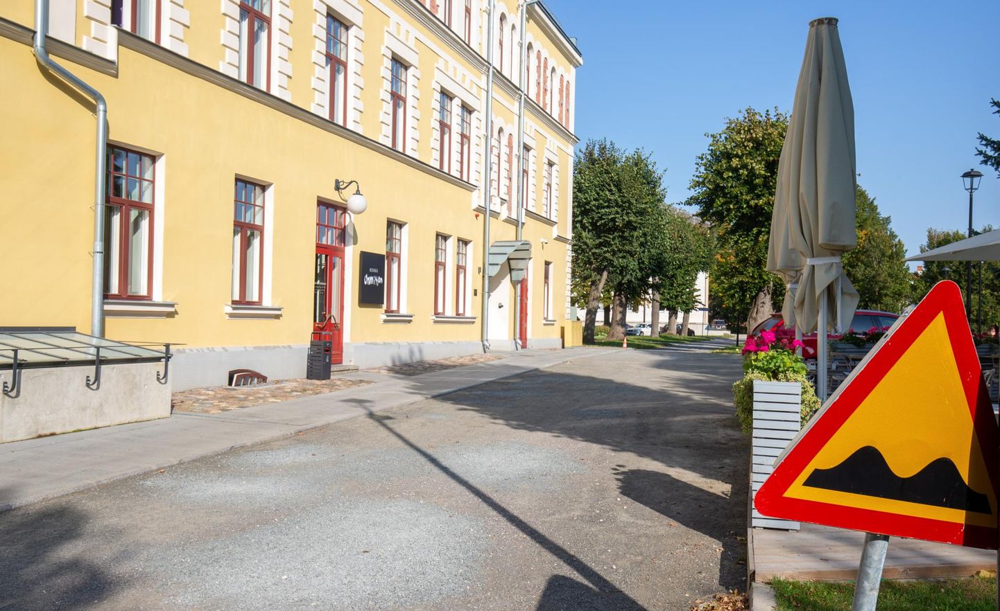 Hiire tänav on kitsas tee, mis viib läbi kahe pargi vahelt. Selle tänava ääres asub Park Hotell Viljandi.