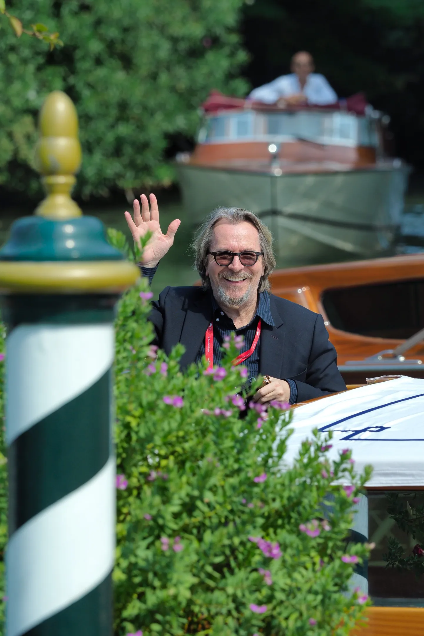 Kuivade riietega Gary Oldman paadiga Veneetsia filmifestivalile saabumas (2019)