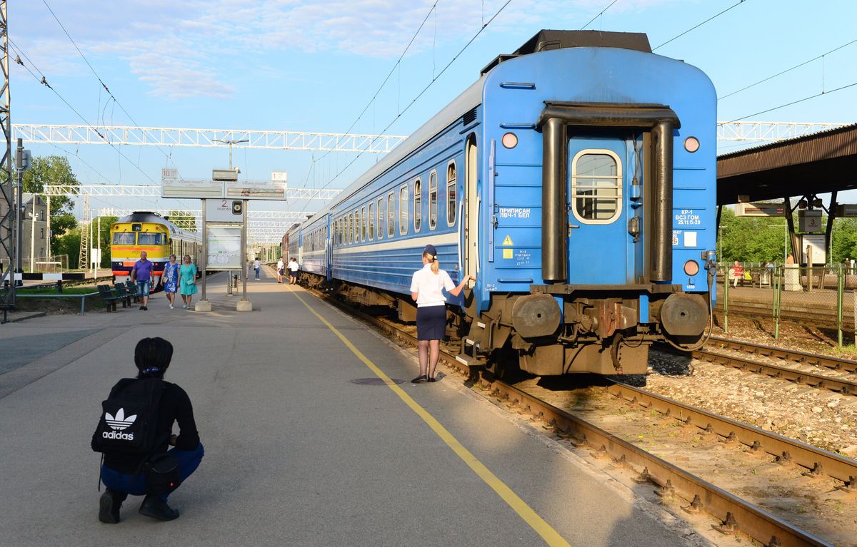 Kui Valga rong jõuab Riiga, seisab selle kõrval Minskisse suunduv rong. Valgevene kaudu saaks tegelikult rongiga Berliini kiiremini kui läbi Leedu sõites.