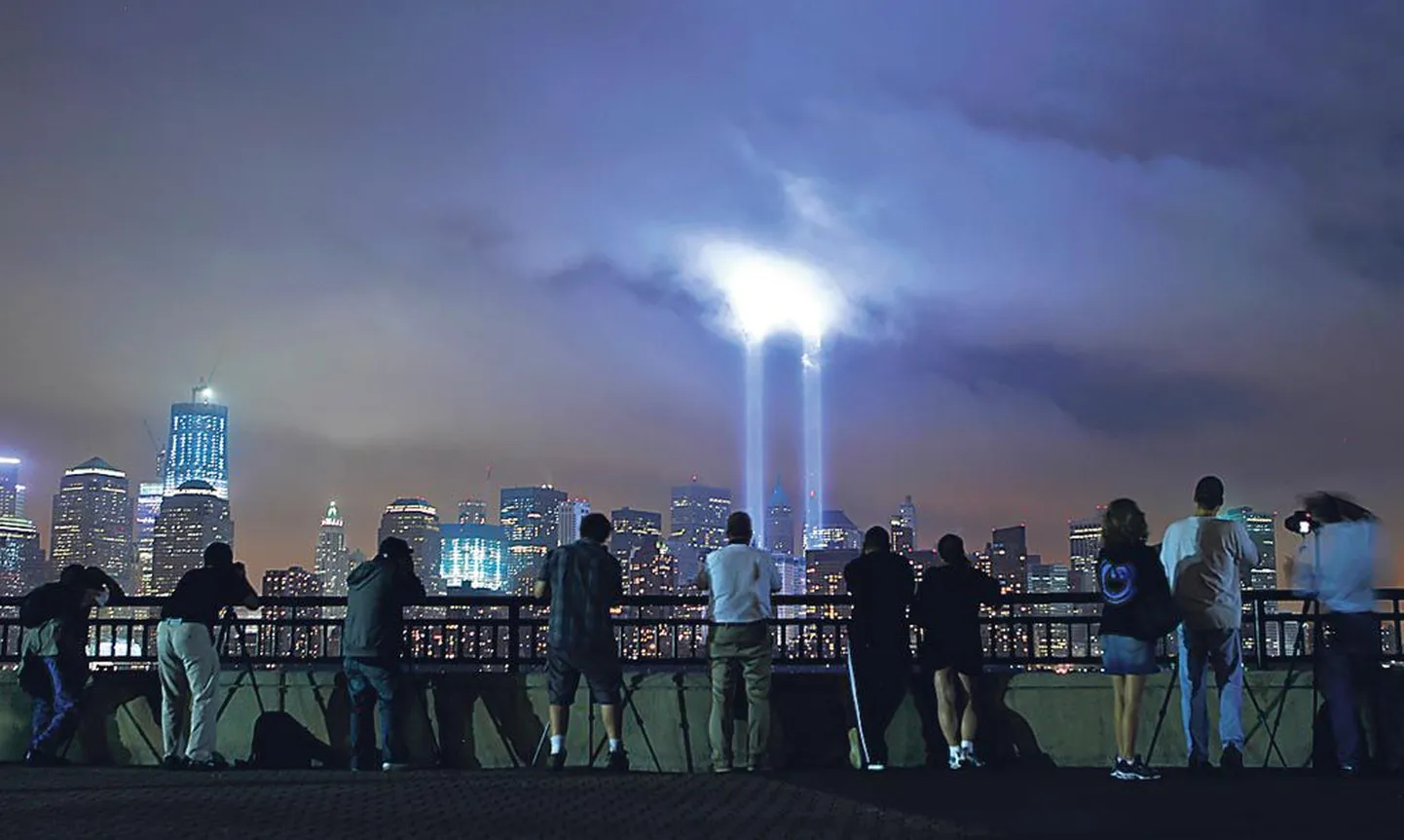 11. septembril mälestati Maailma Kaubanduskeskuse kümne aasta taguses ründamises hukkunuid valgusinstallatsiooniga.