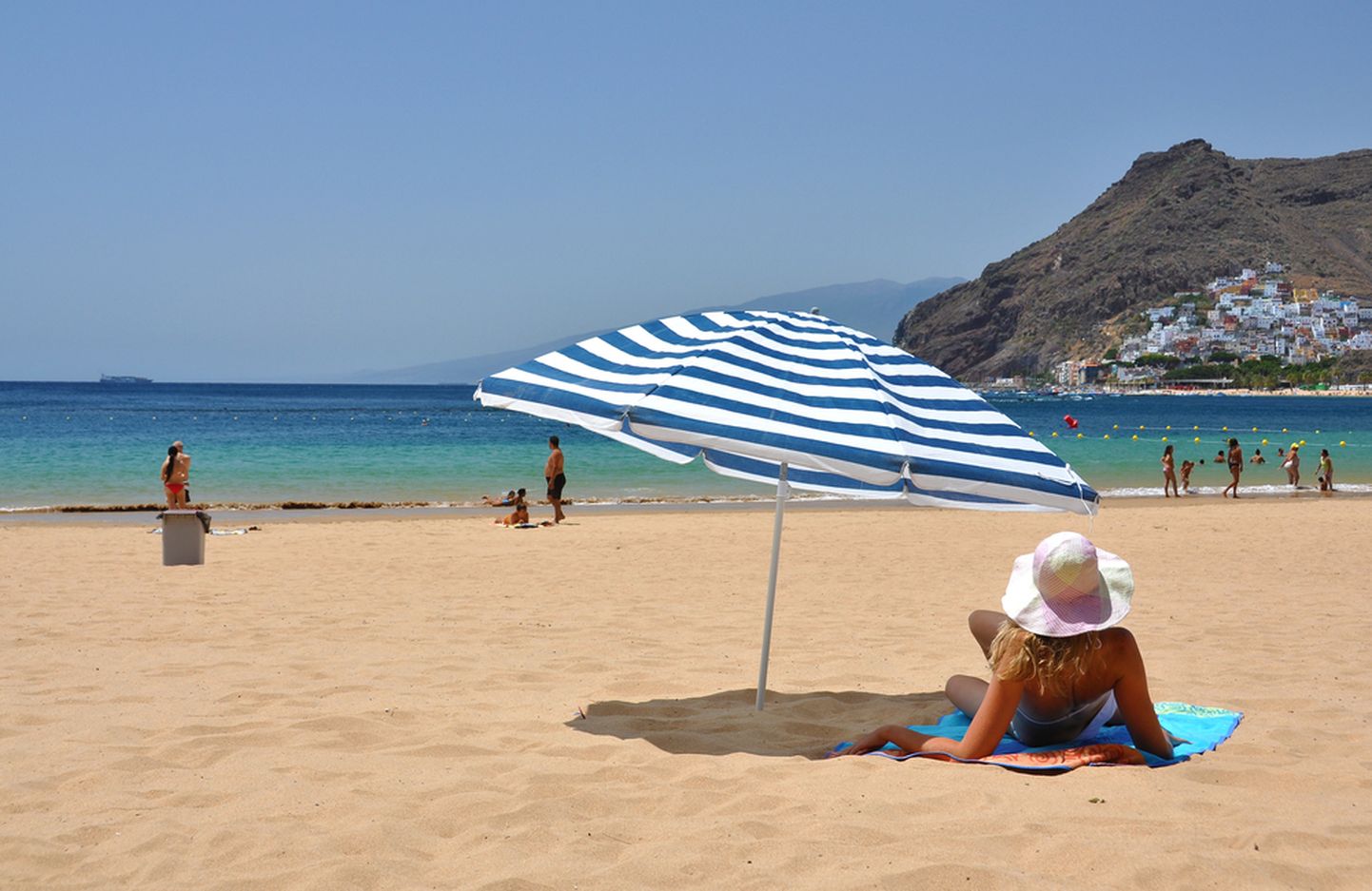 Naine Tenerife rannas. Foto on illustratiivne