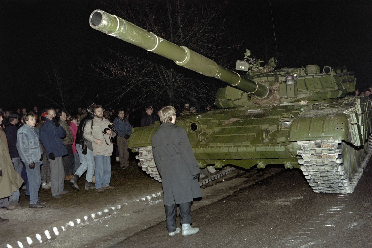 Leedulasest meeleavaldaja takistamas NSVLi tankil Vilniuse raadio- ja telejaama ründamist.