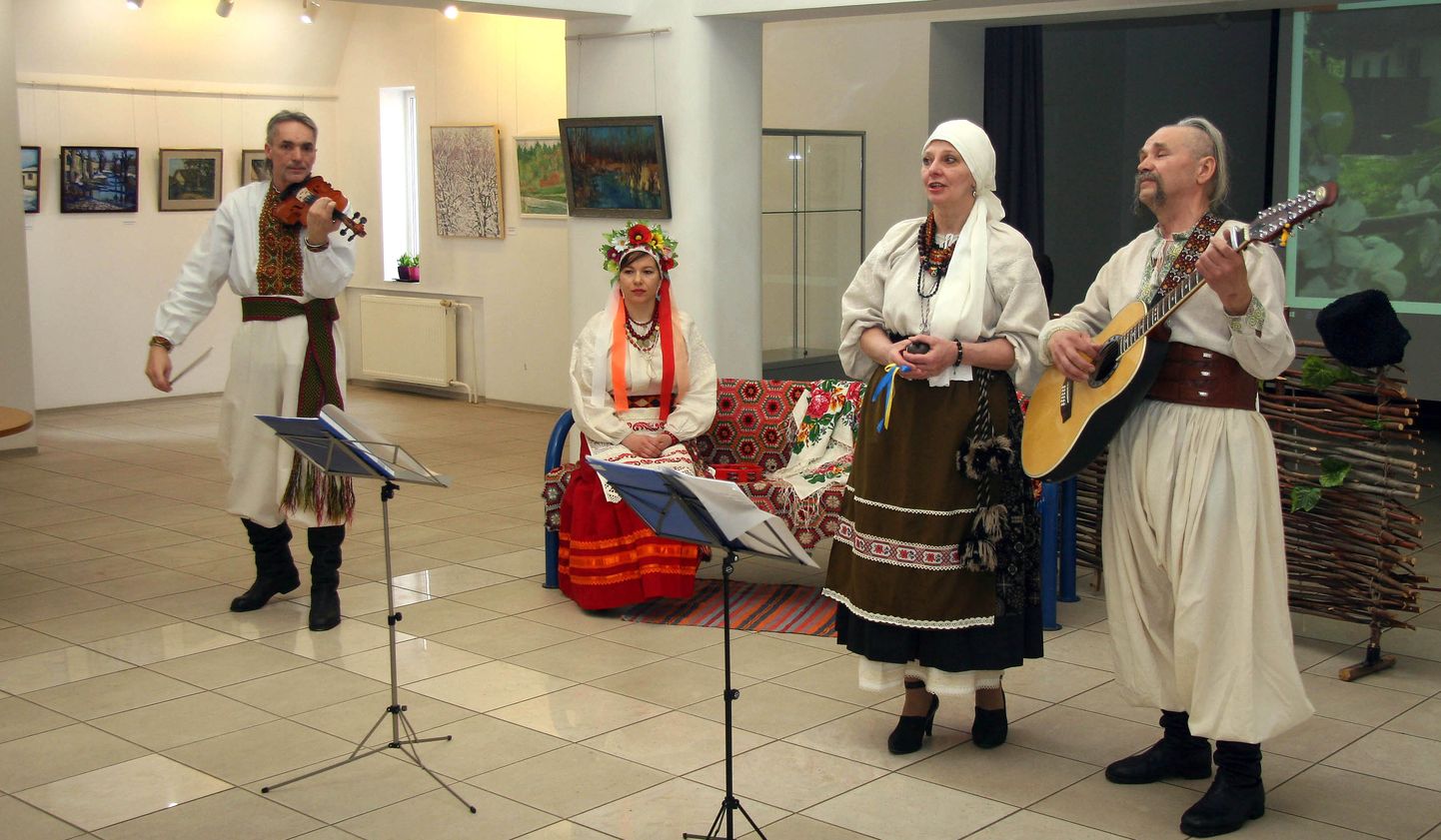 Folklooriansambel Perelaz esitas põlevkivimuuseumi valges saalis nukraid ja lõbusaid ukraina laule.