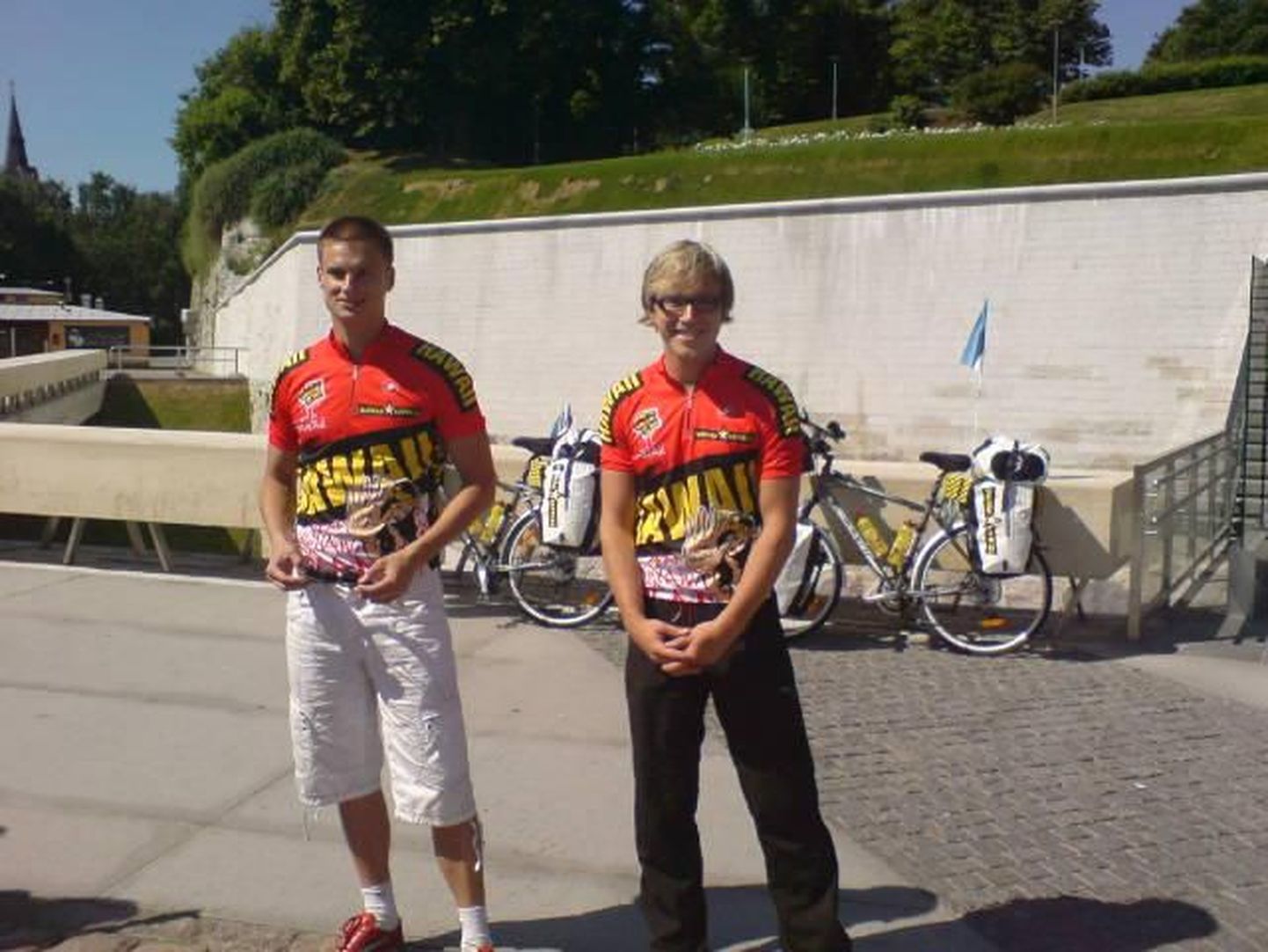 Martin Simmerman ja Martin Öövel teevad jalgratastel maailmale ringi peale.