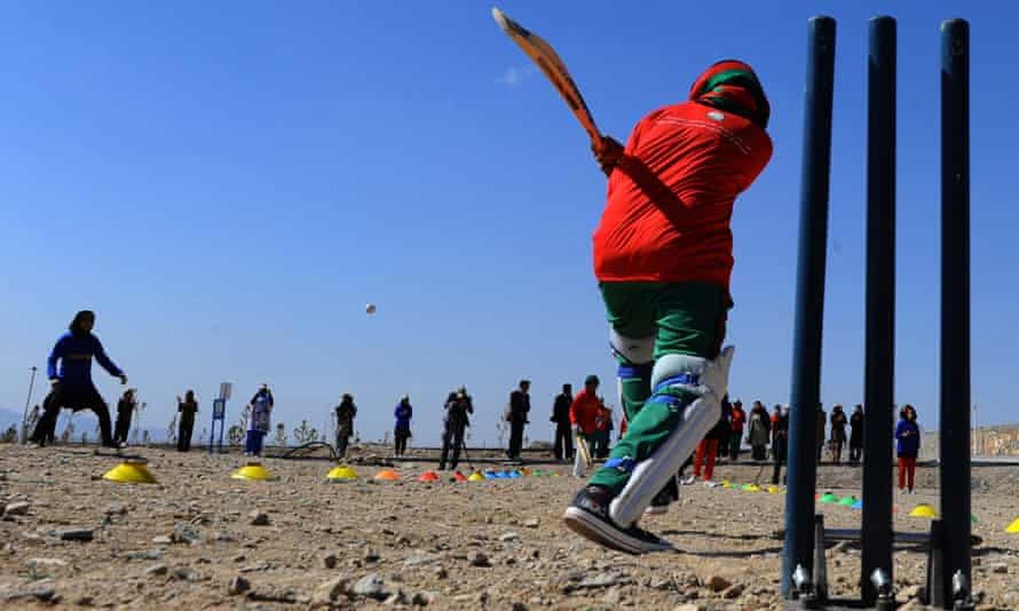 Afgāņu sievietes spēlē kriketu.
