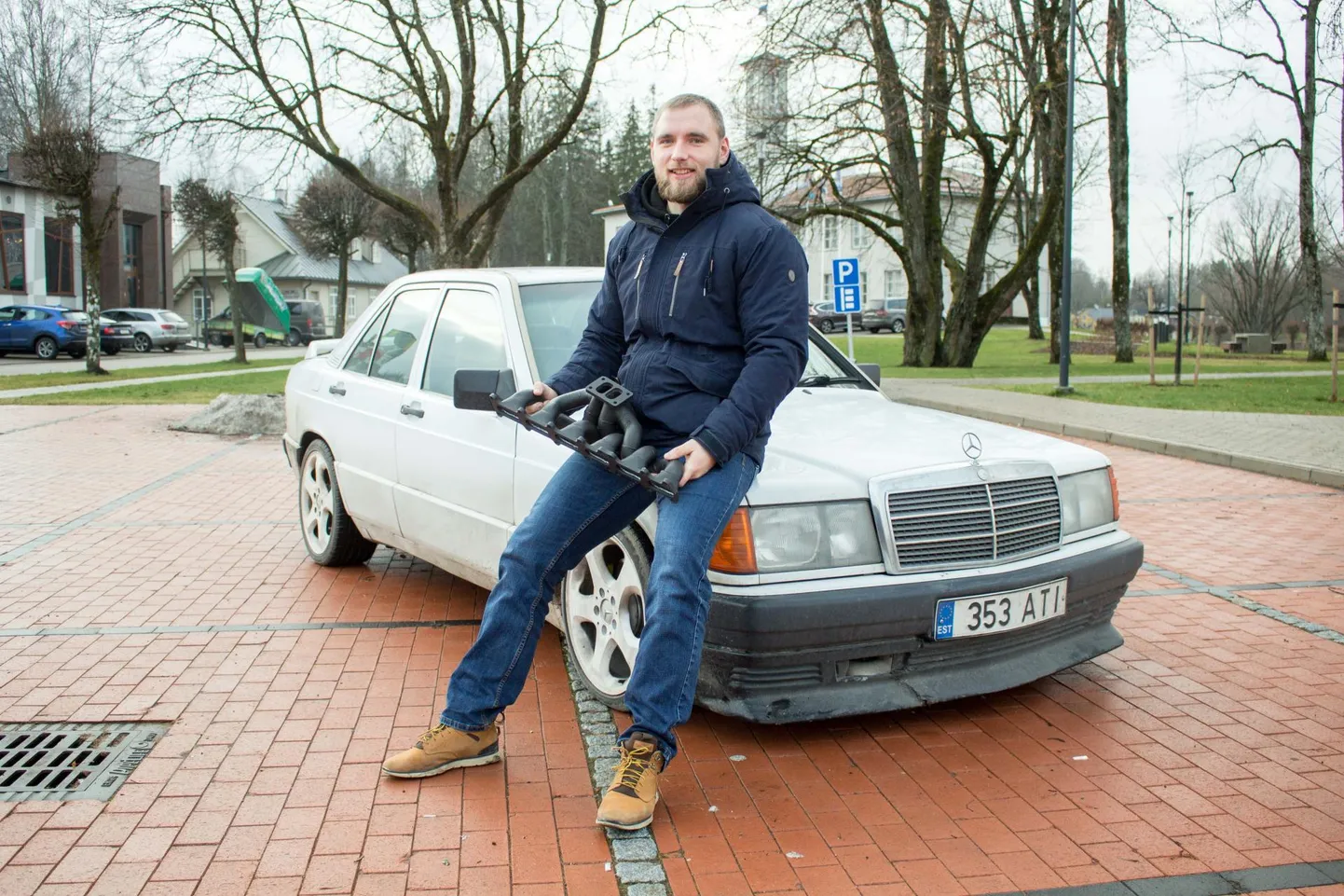 See foto mahutab mitu Ardo Lilleoru huviala. Tema põhjalikult muudetud Mercedes-Benzil on 300 hobujõudu ning käes hoiab ta enda valmistatud väljalaskekollektorit. Pildilt puudub siiski jõusaal, kus ta trenni teeb.