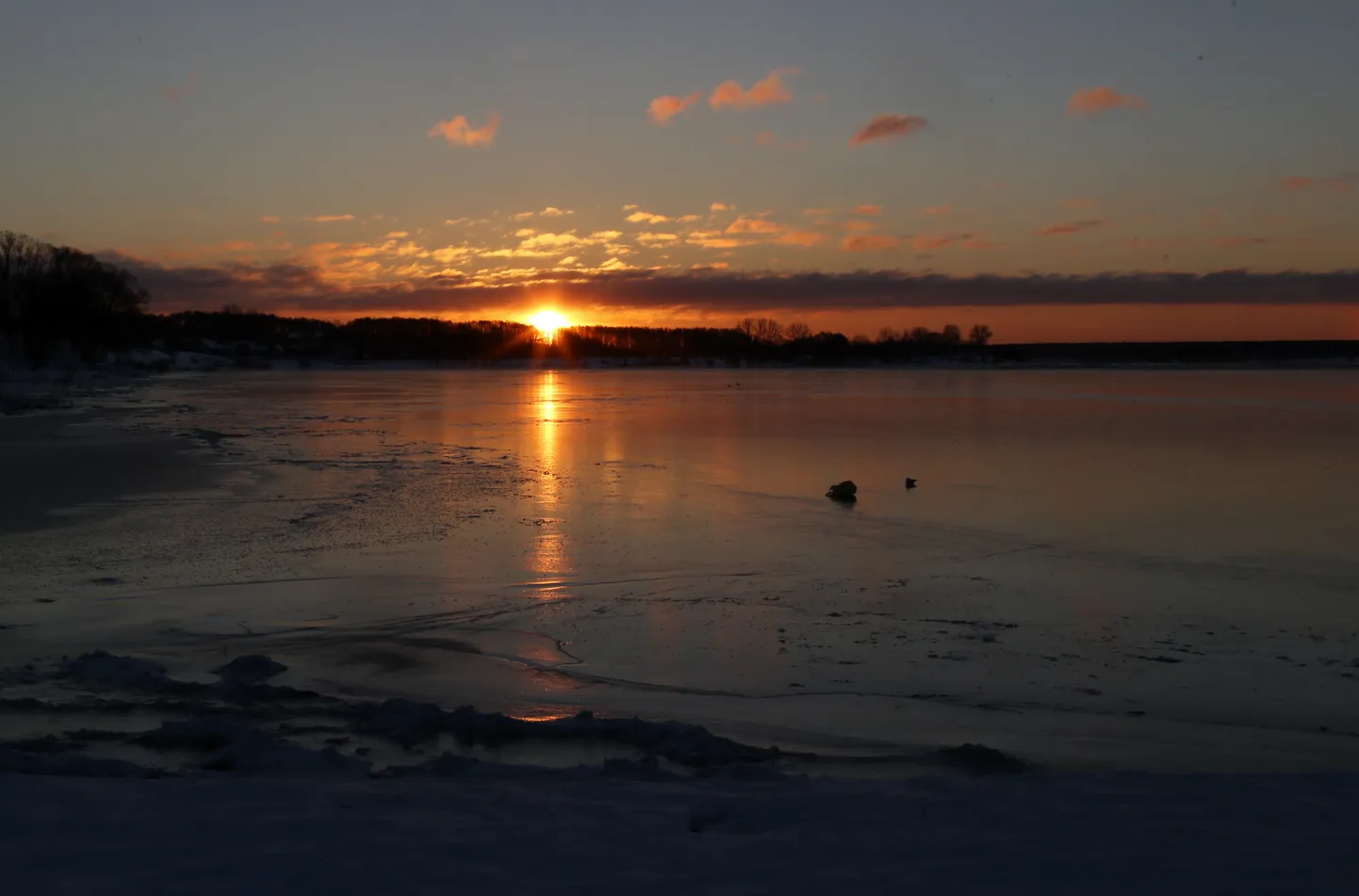 Saullēkts virs Daugavas ziemā.