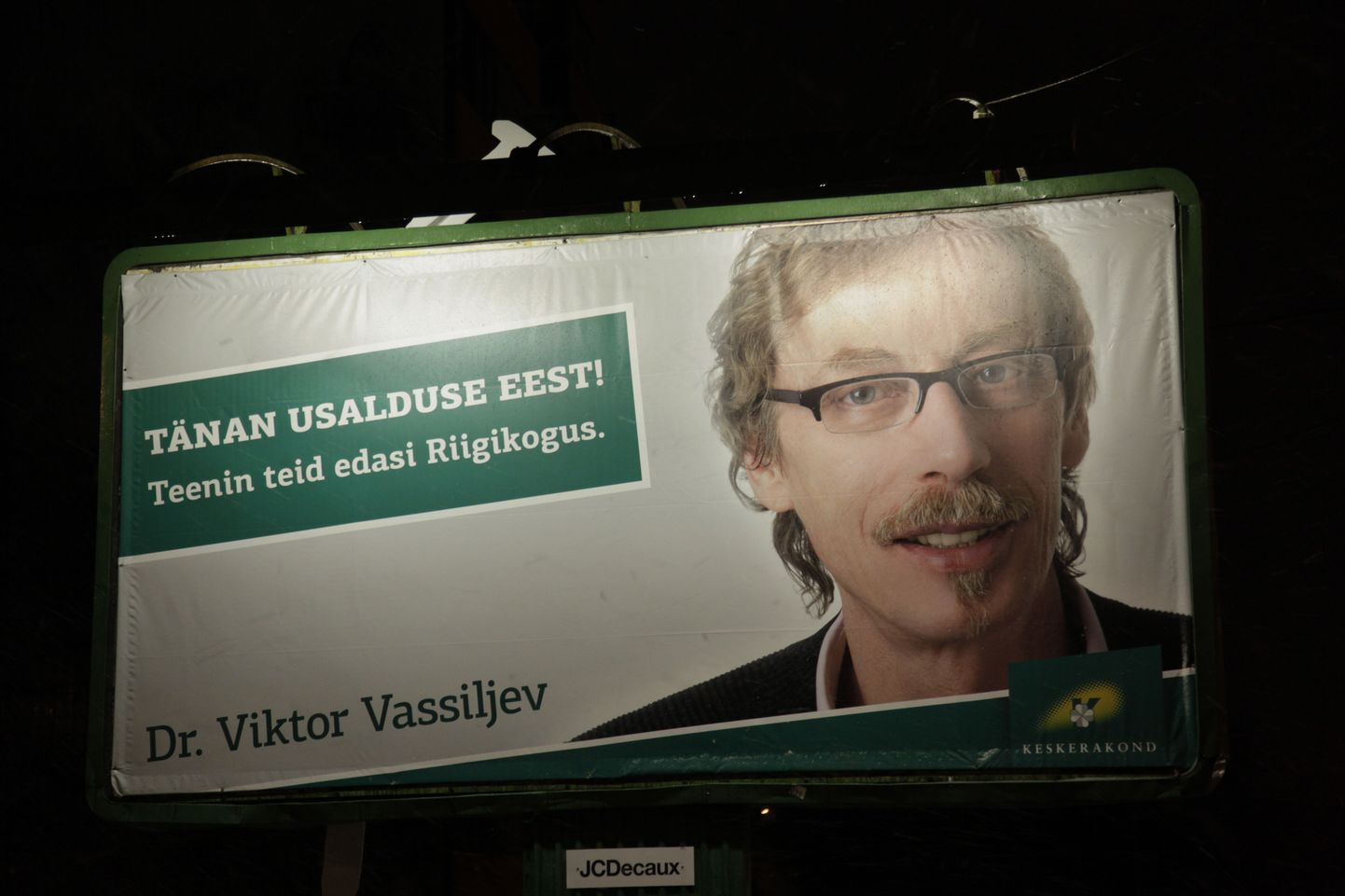 Keskerakondlane Viktor Vassiljev tänab oma valijaid plakatiga.