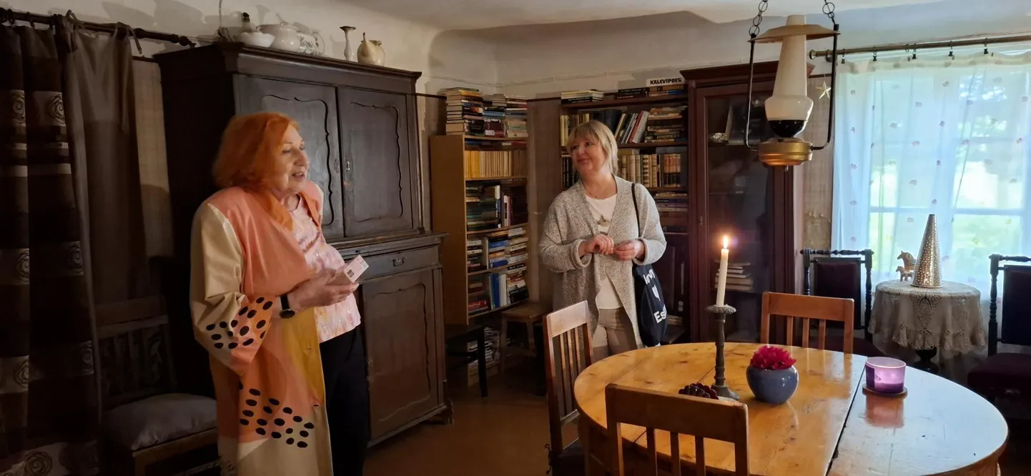 Võõrustaja Mari-Ann Karupää (vasakul) ja Otepää vallakogu liige Mare Raid
