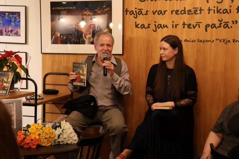 Autore kopā ar redaktoru Aldi Vēveru grāmatas atvēšanas vakarā literārajā kafejnīcā "Zvaigzne CAFE".