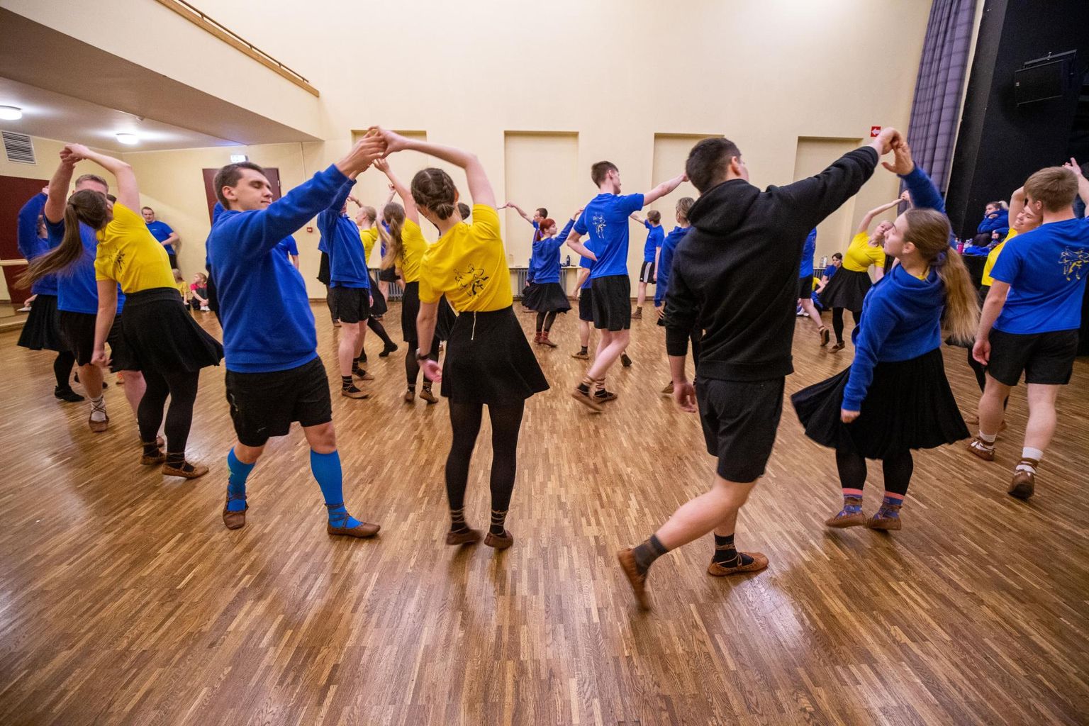 Kevadine õhtupoolik Tartu üliõpilasmaja saalis, parasjagu on käsil tantsusammudele viimase lihvi andmine.