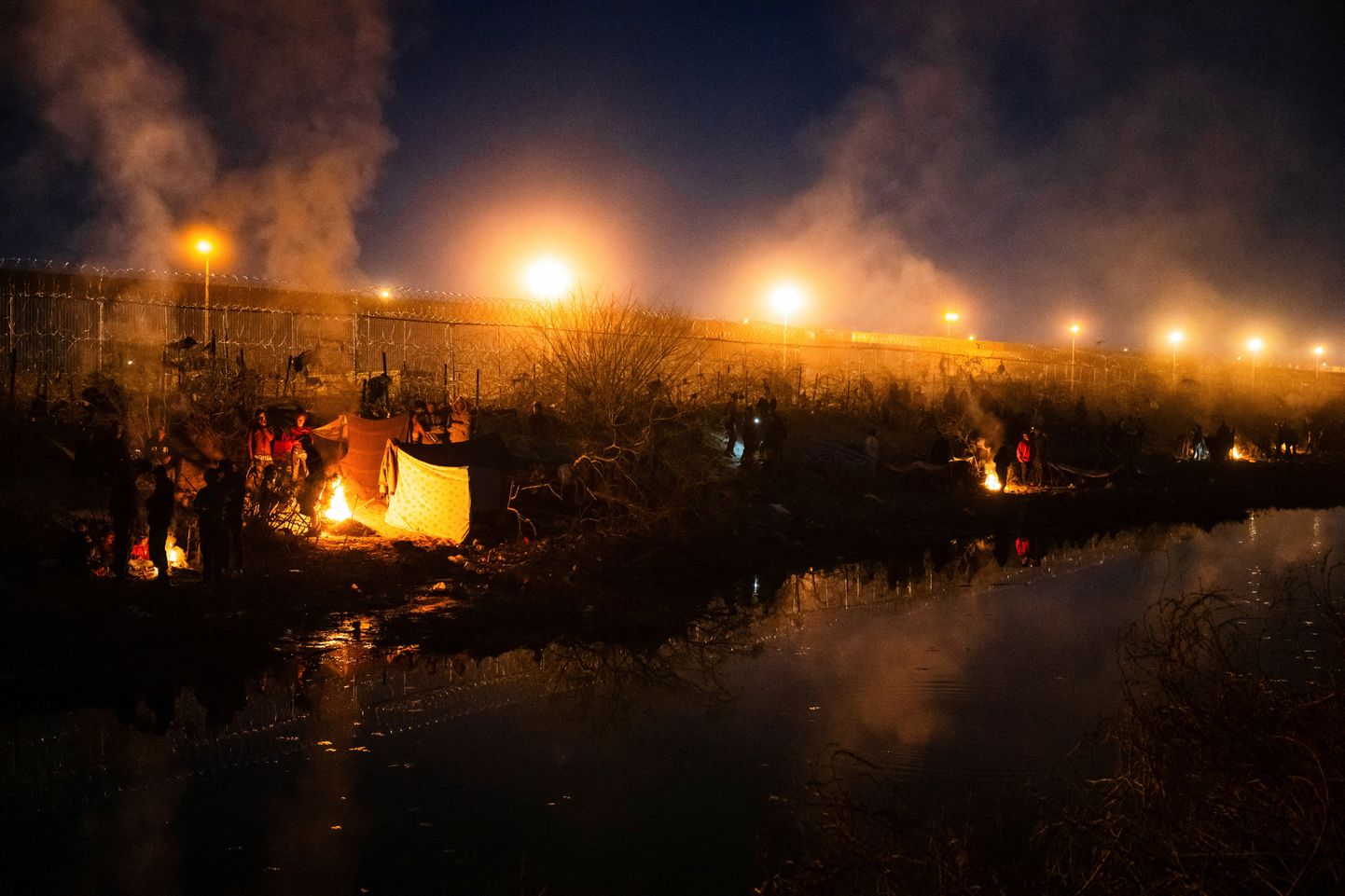Rühm migrante laagris Texase osariigi piiritara ääres Rio Grande jõe USA-poolsel kaldal.