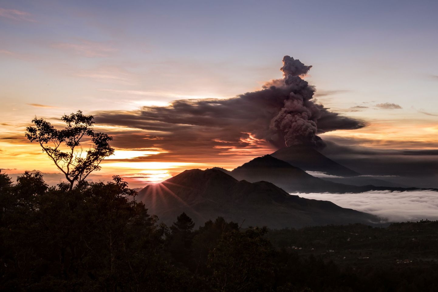 Bali saare vulkaanipurse on tekitanud segadust lennujaamade töös ning viinud osade saareelanike evakueerimiseni.
