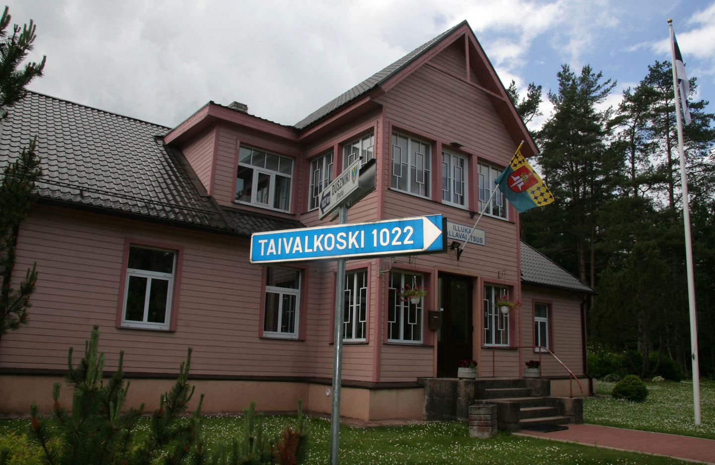 Старое административное здание Илукаской волости ждет нового хозяина.
