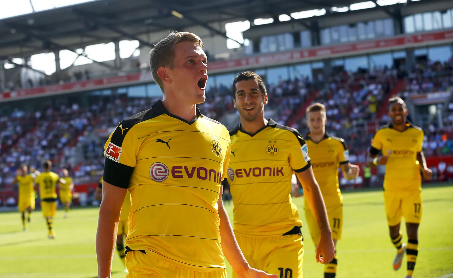 Matthias Ginter (esiplaanil) väravat tähistamas.
