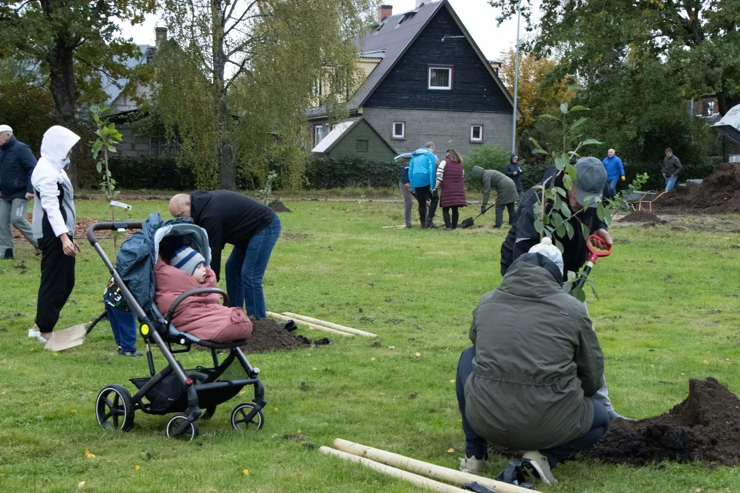 Talgud äsja valminud mänguväljaku kõrval
