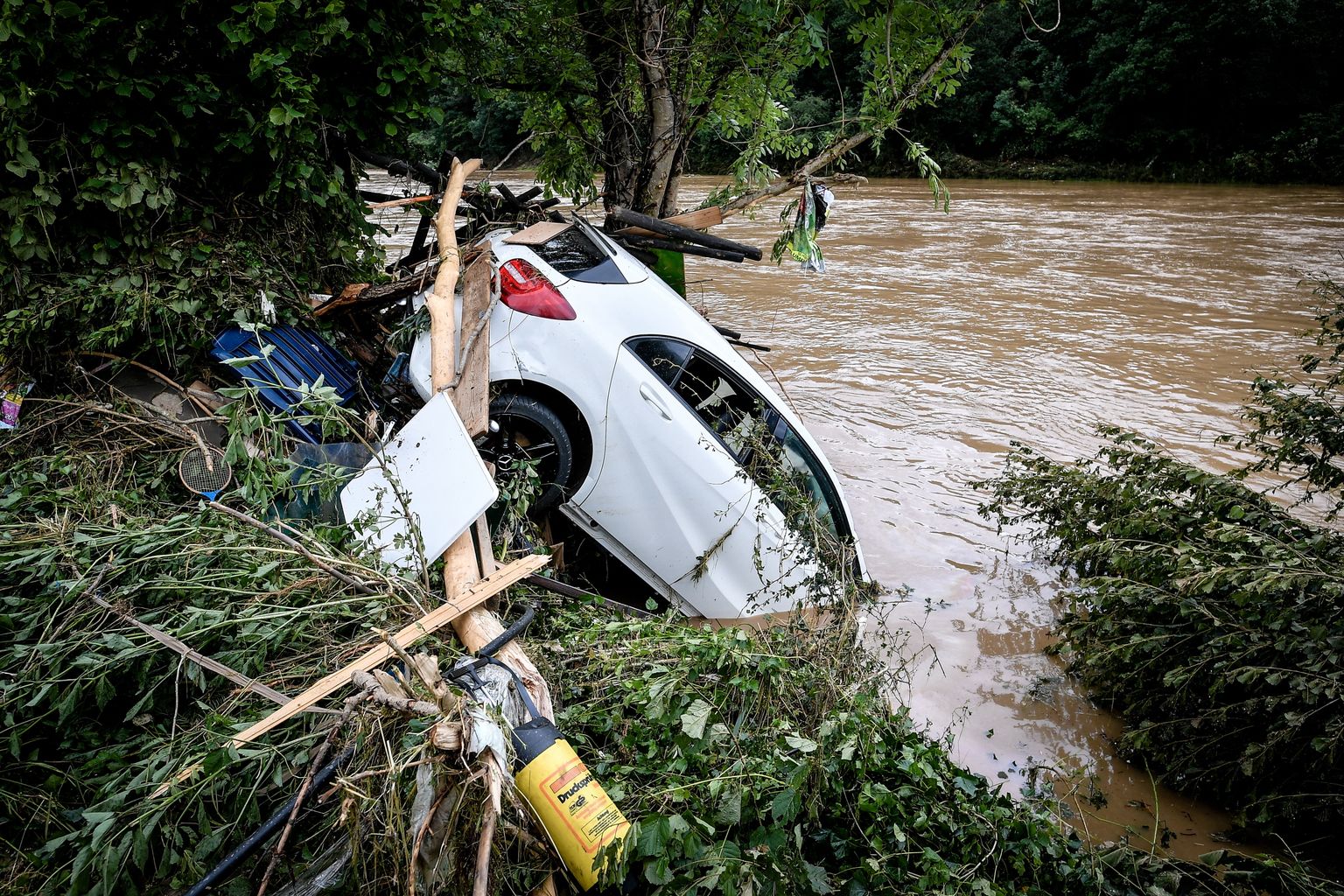 Saksamaa lääneosas tõusis Ahri jõgi paduvihma tõttu üle kalalste. Pildi veevooluga jõkke sattunud auto
