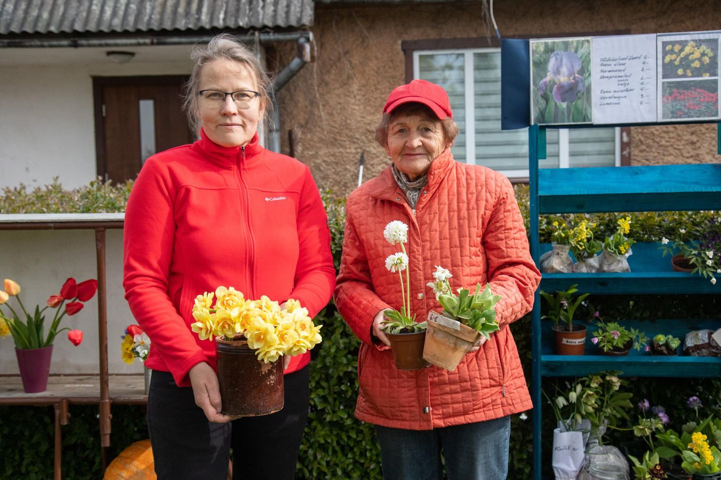Naabrinaised Anne Obersneider (vasakul) ja Veronika Ariva nuputasid piirangute ajal uue kauplemismooduse.