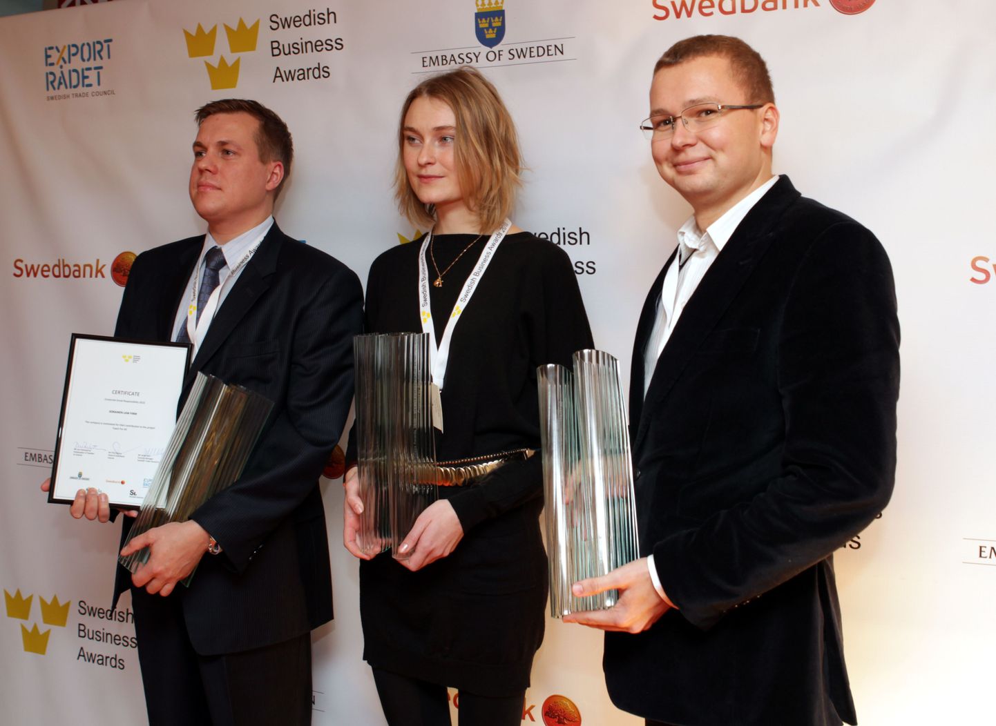 Sorainen advokaadibüroo nimel  auhinna vastu võtnud Pekka Puolakka, kohviku Komeet eestvedaja Anni Arro ning AQ Lasertool OÜ juht Ragnar Koppel.