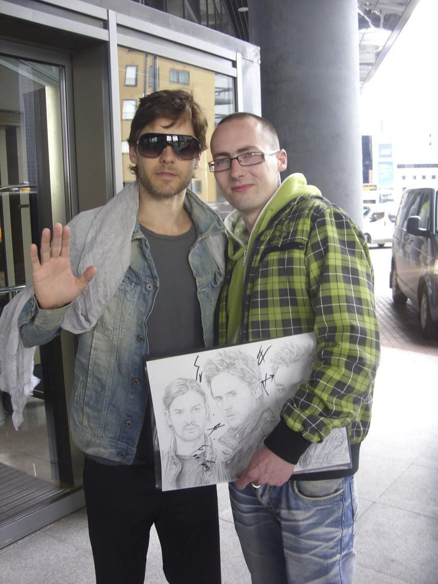 “30 Seconds to Marsi” laulja ja filminäitleja Jared Leto (vasakul) ja Toomas Erapart Swissôtel Tallinna ees pärast autogrammiküti tundide pikkust ootamist.