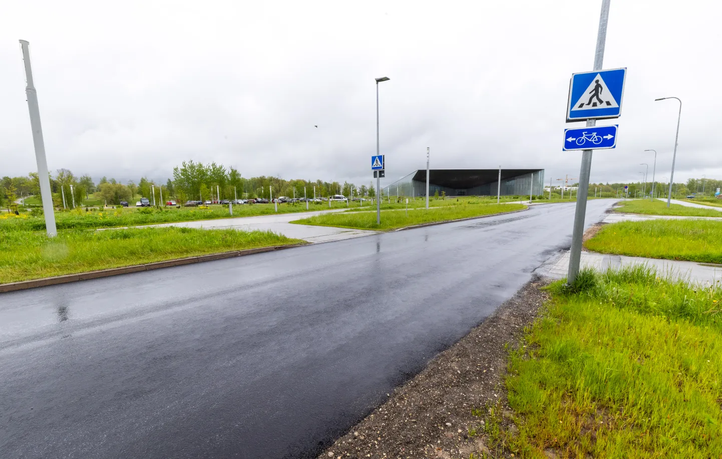 Muuseumi teel pärast teekatte vahetust enam künniseid ei ole. Esialgu pole kavas neid ka lisada.