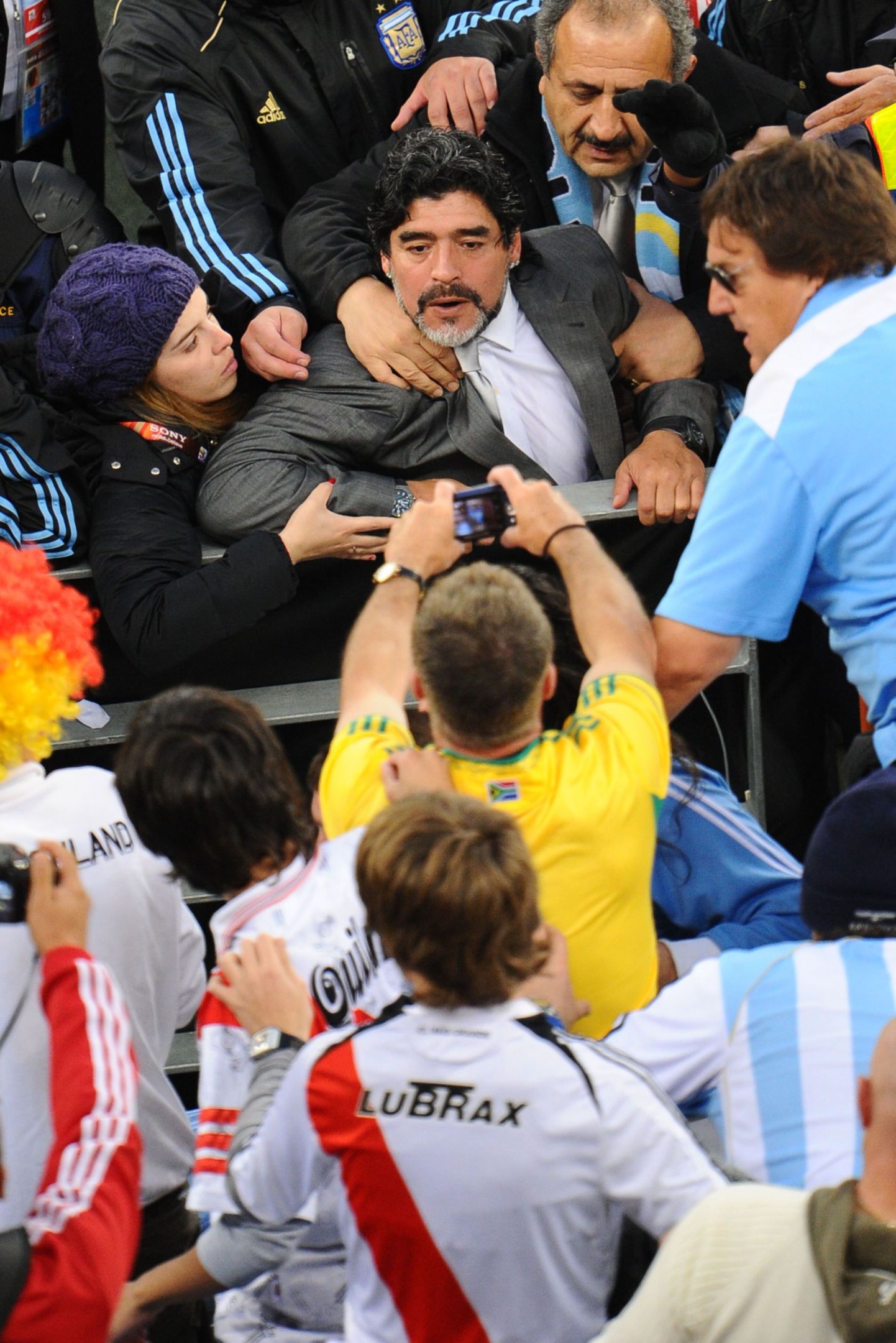 Argentina jalgpallikoondise peatreener Diego Maradona pärast Saksamaa käest saadud kindlat kaotust fännidega sõnelemas.