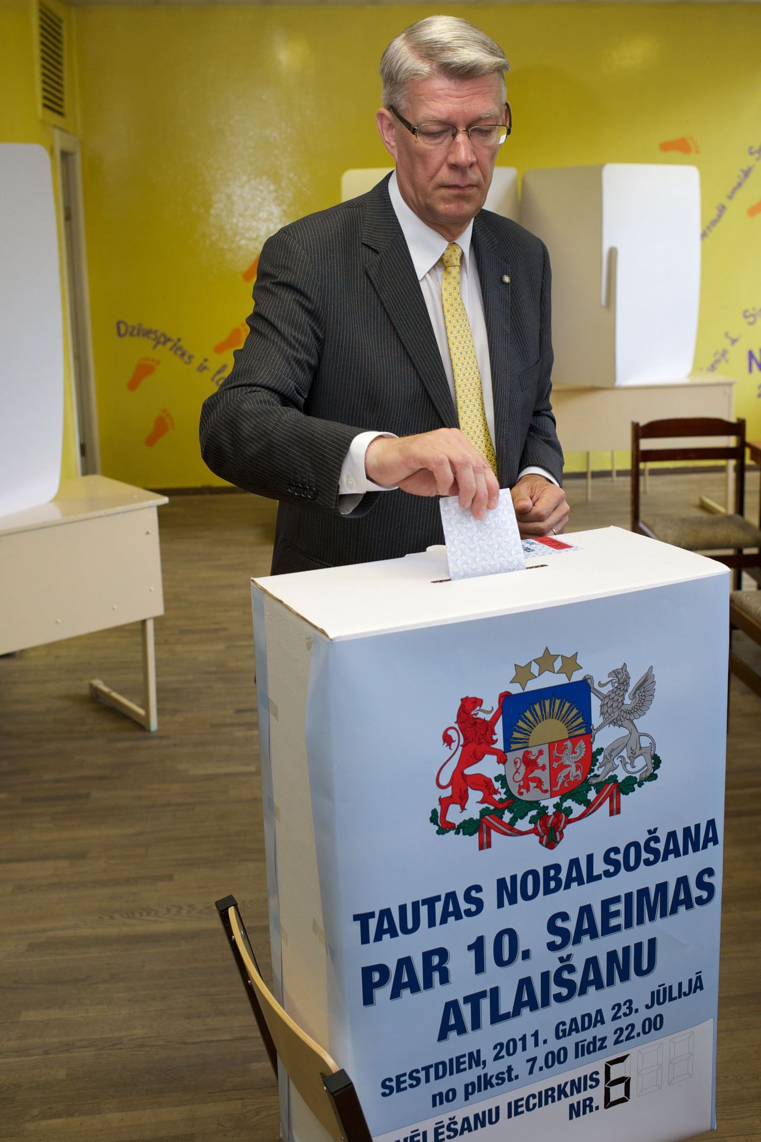 Valdis Zatlers referendumil, millega otsustati Läti seim laiali saata.