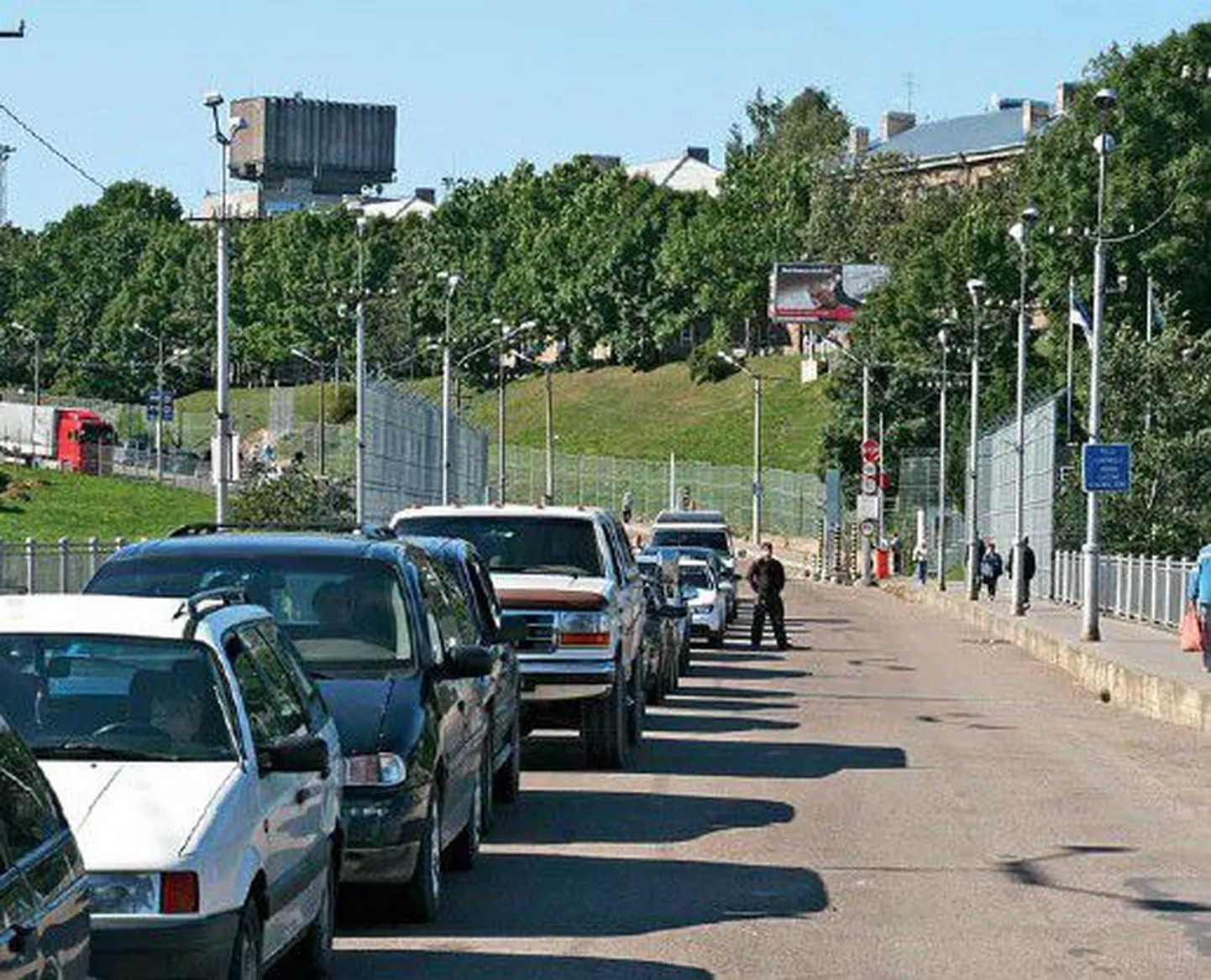 Autode järjekord Narva jõe sillal ootamas pääsu Venemaale.