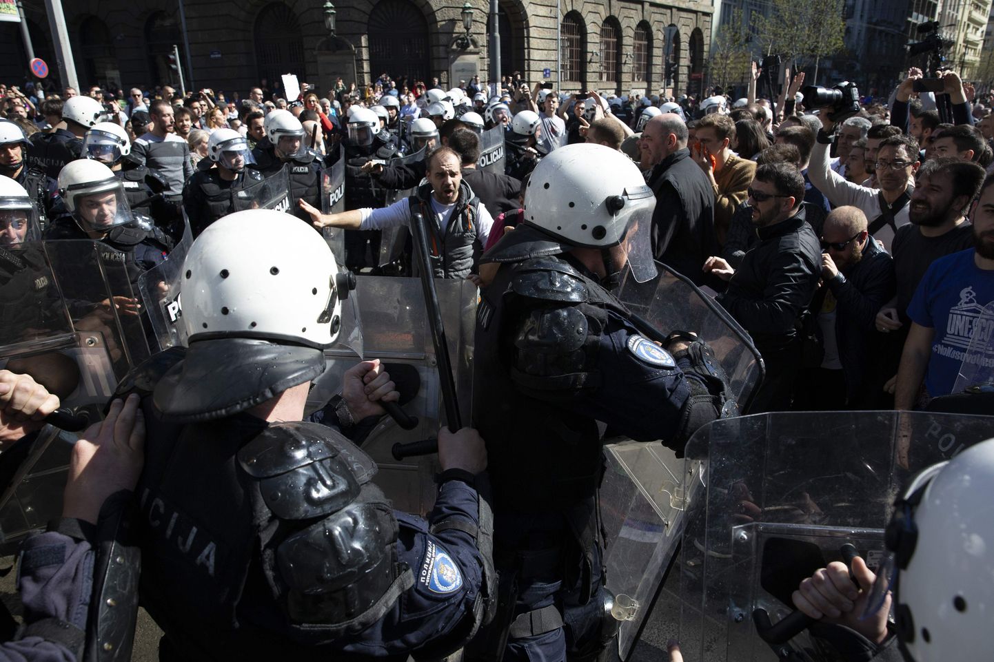 Meeleavaldajad ja märulipolitsei Serbia pealinnas presidendipalee juures.