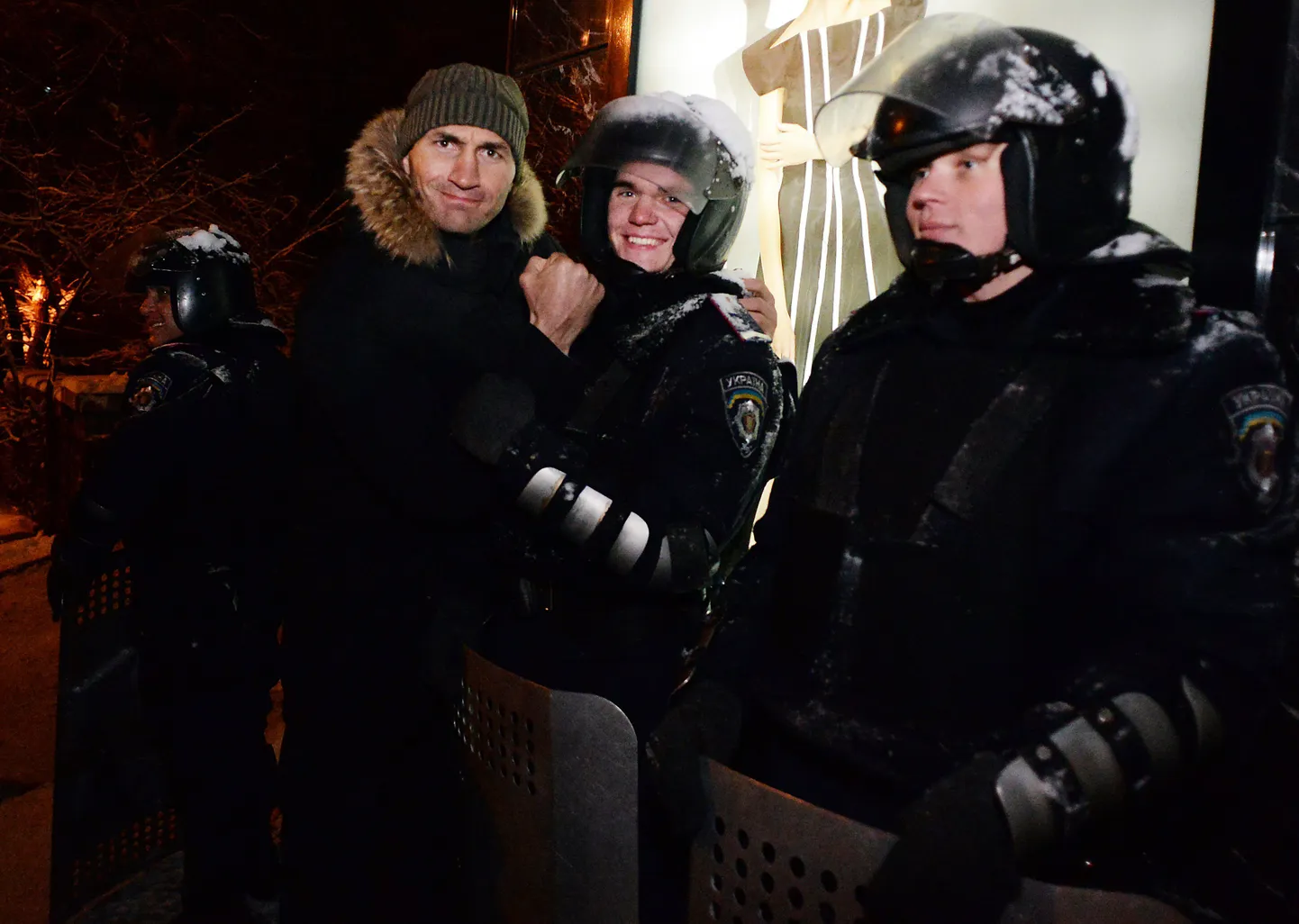Владимир Кличко позирует на камеру с киевскими милиционерами рядом с баррикадами на Майдане.